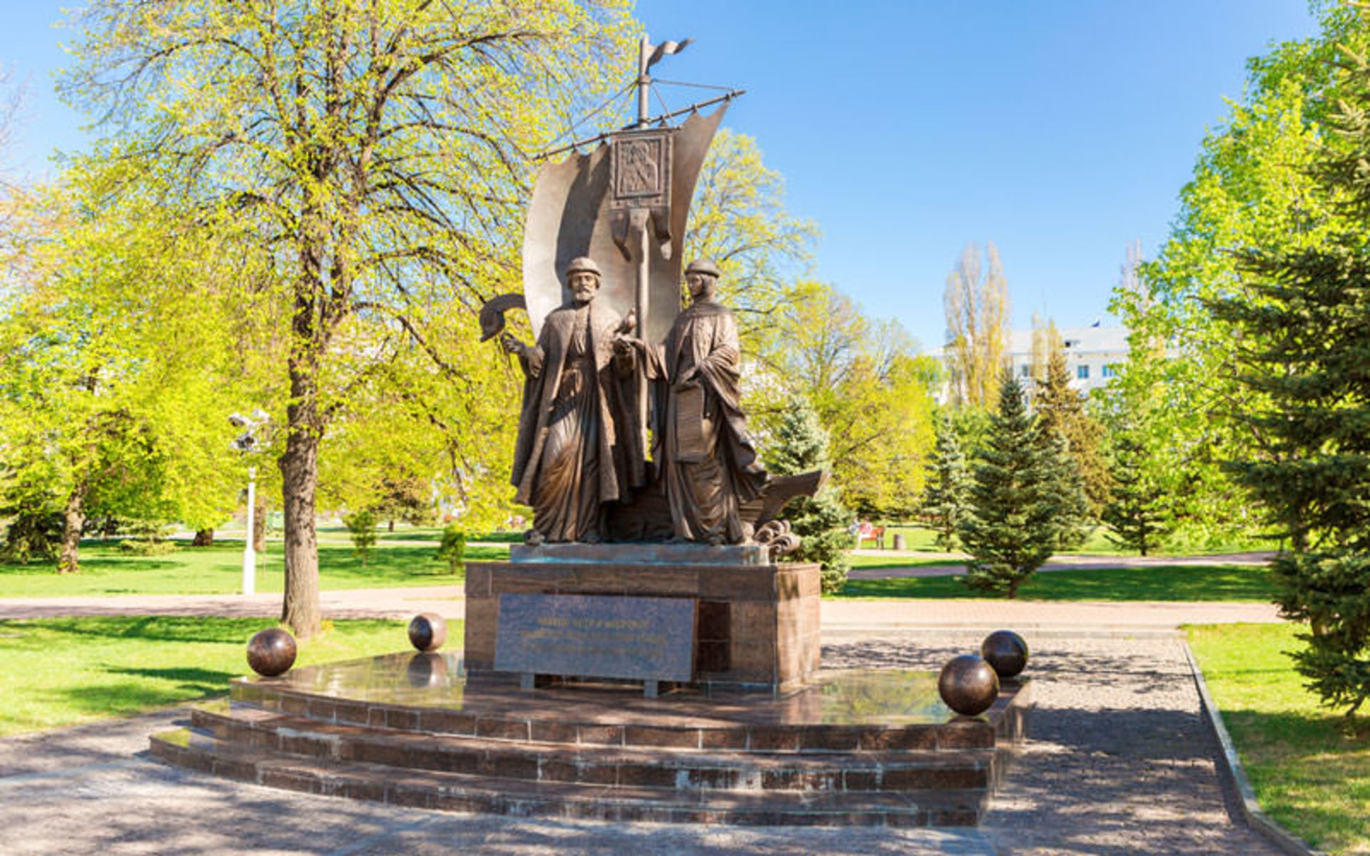 تندیس پیتر و فورونیا (Monument to Peter and Fevronia)