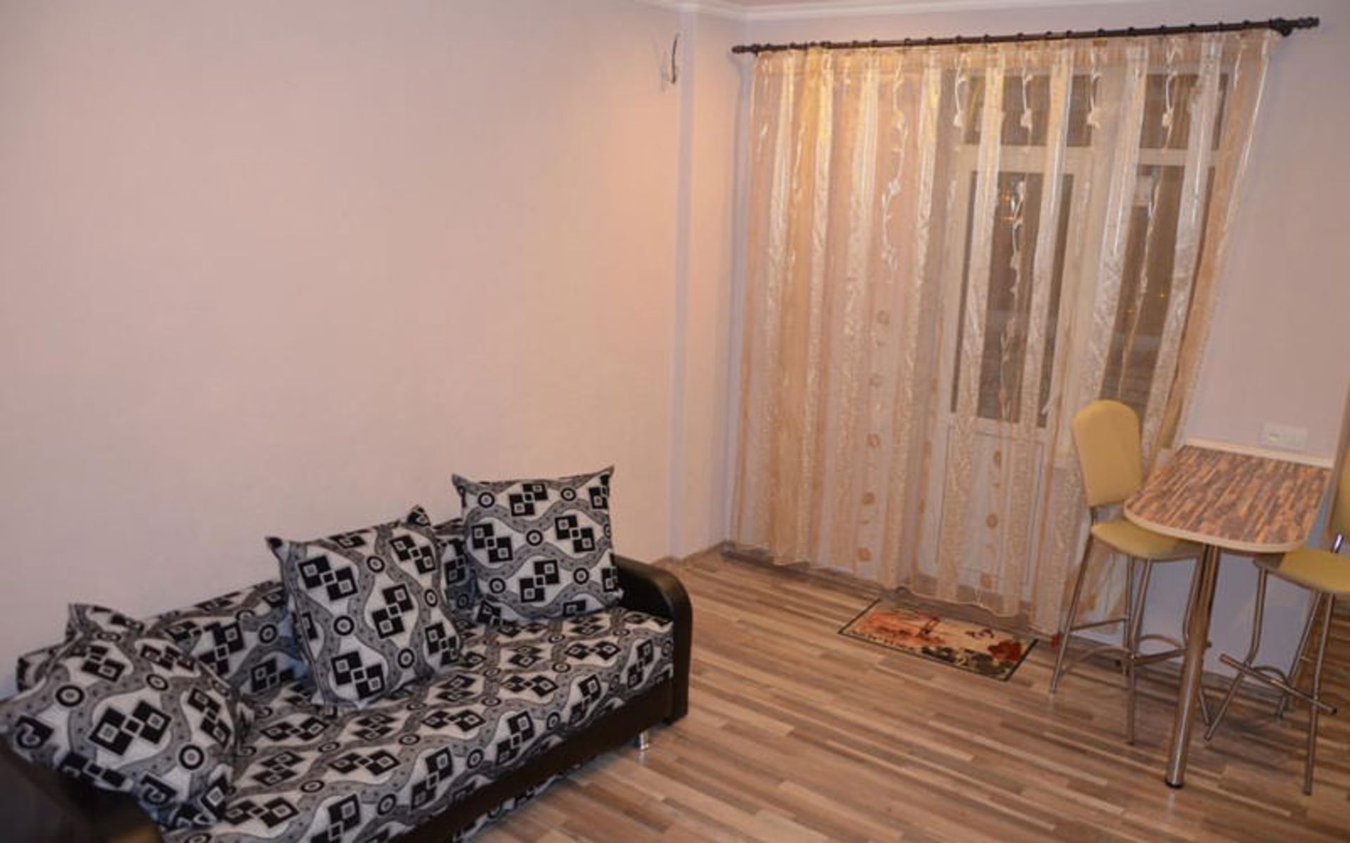 هتل آپارتمان ادوکیموا (Apartment on Evdokimova 102b)