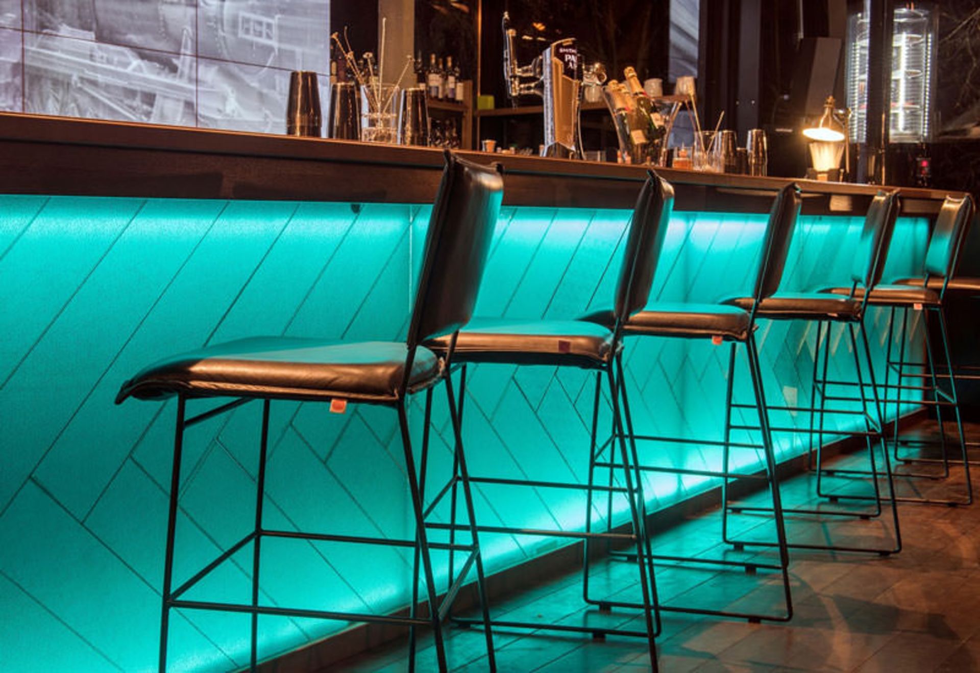 رستوران تیفانی بار (TIFFANI BAR)