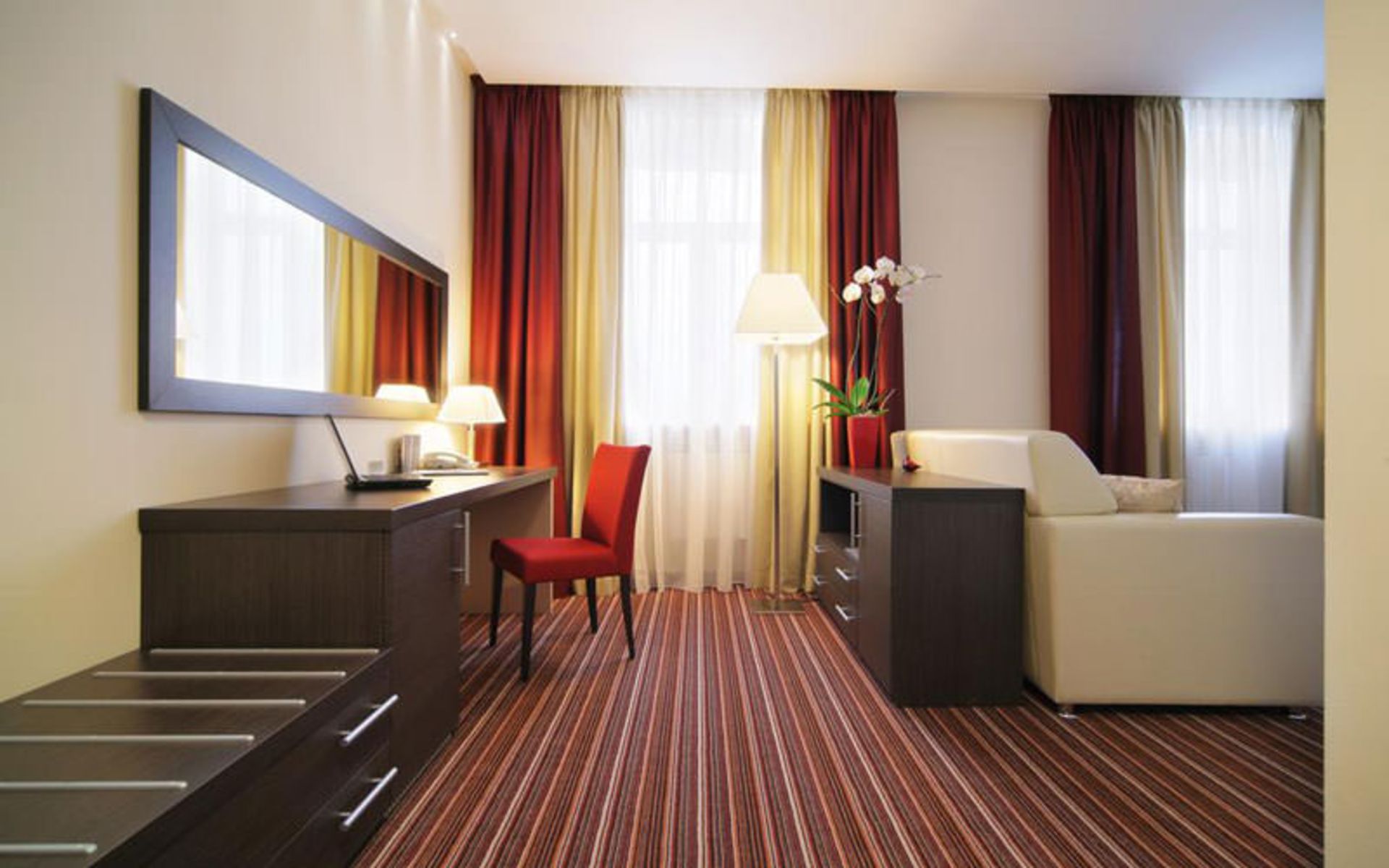 هتل گرین پارک (Green Park Hotel)