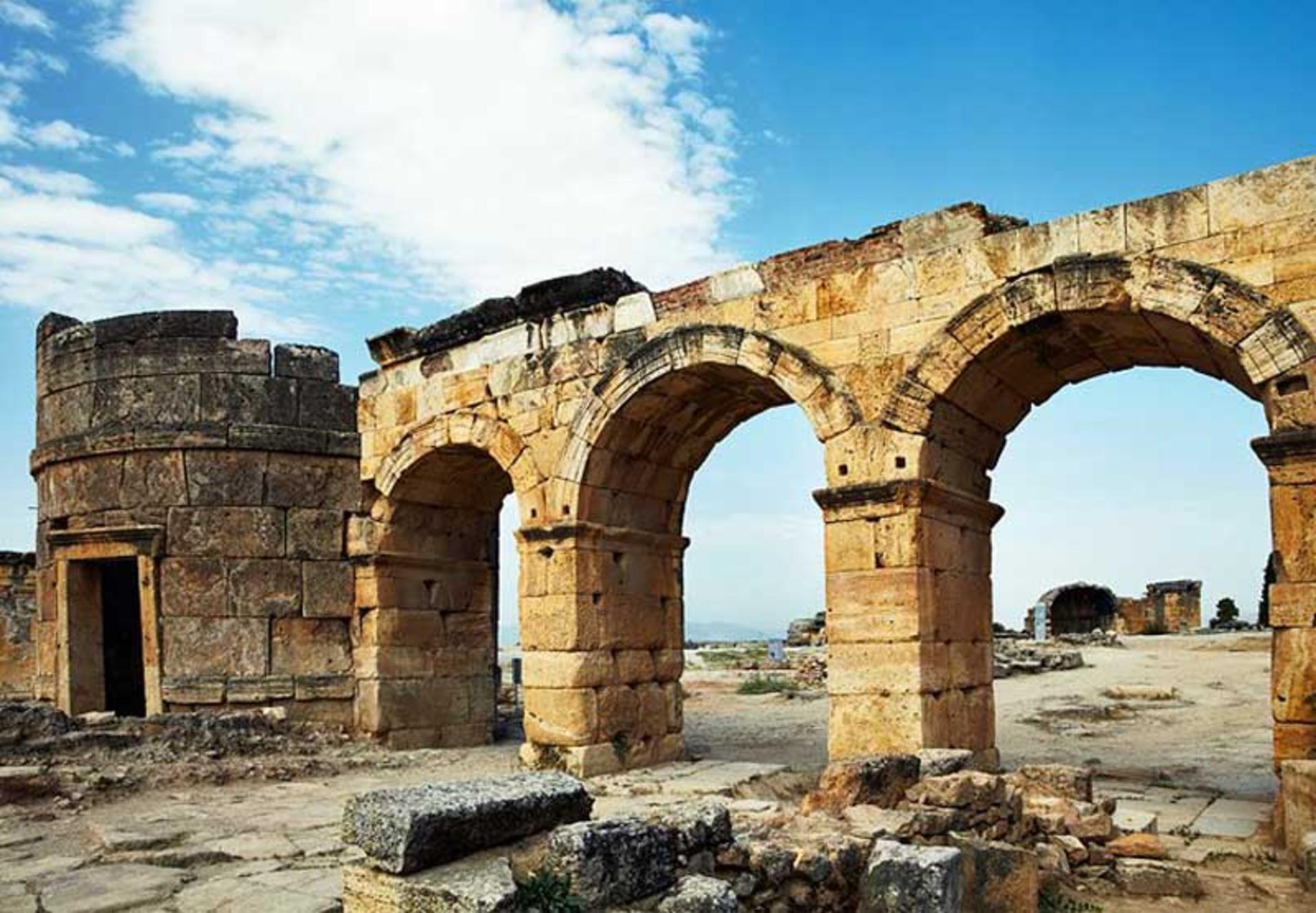 ویرانه های شهر تاریخی هیراپولیس (Hierapolis City Ruins)