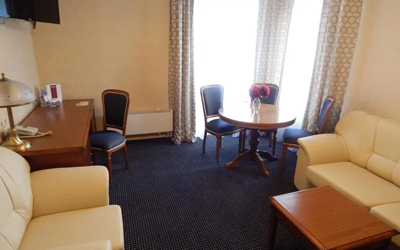 هتل اوکتایبرسکایا (Oktiabrskaya Hotel)