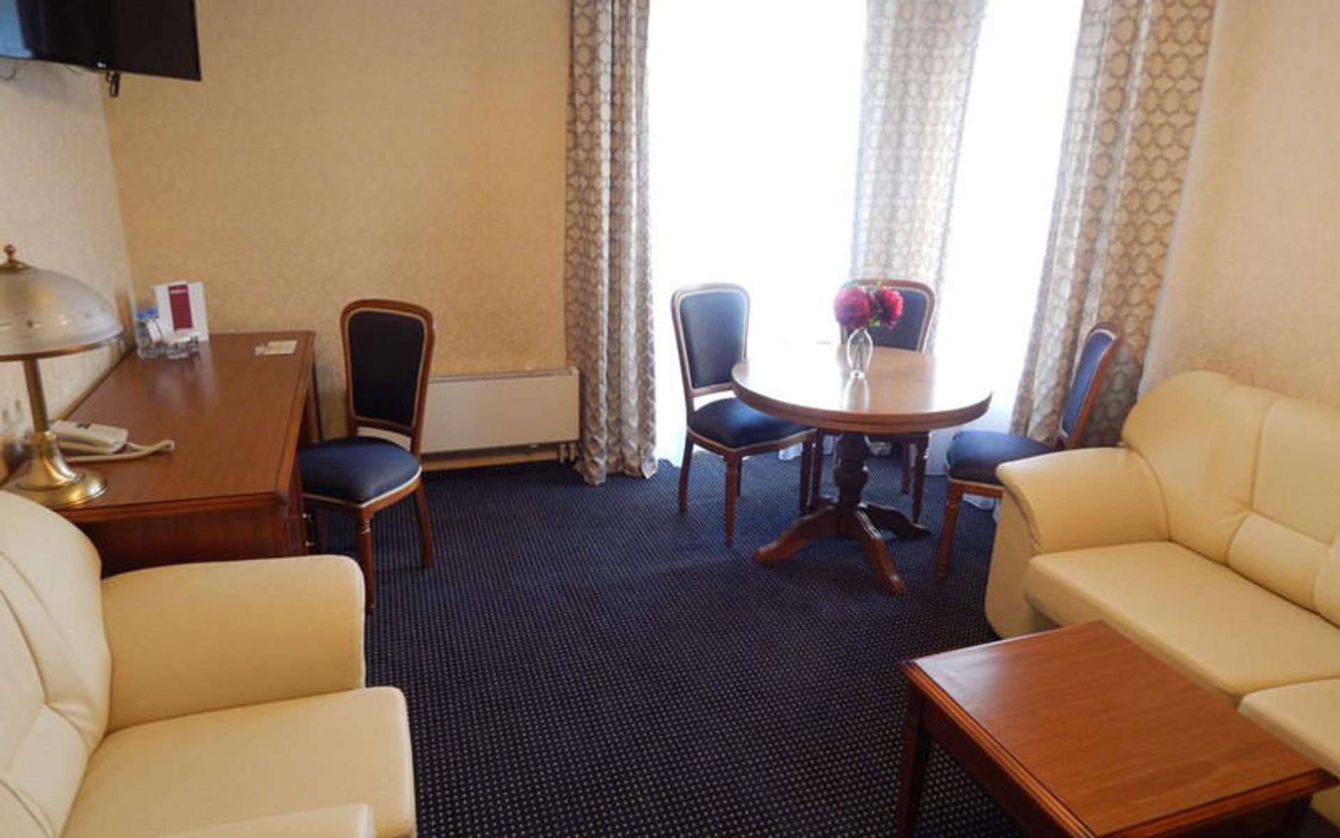 هتل اوکتایبرسکایا (Oktiabrskaya Hotel)