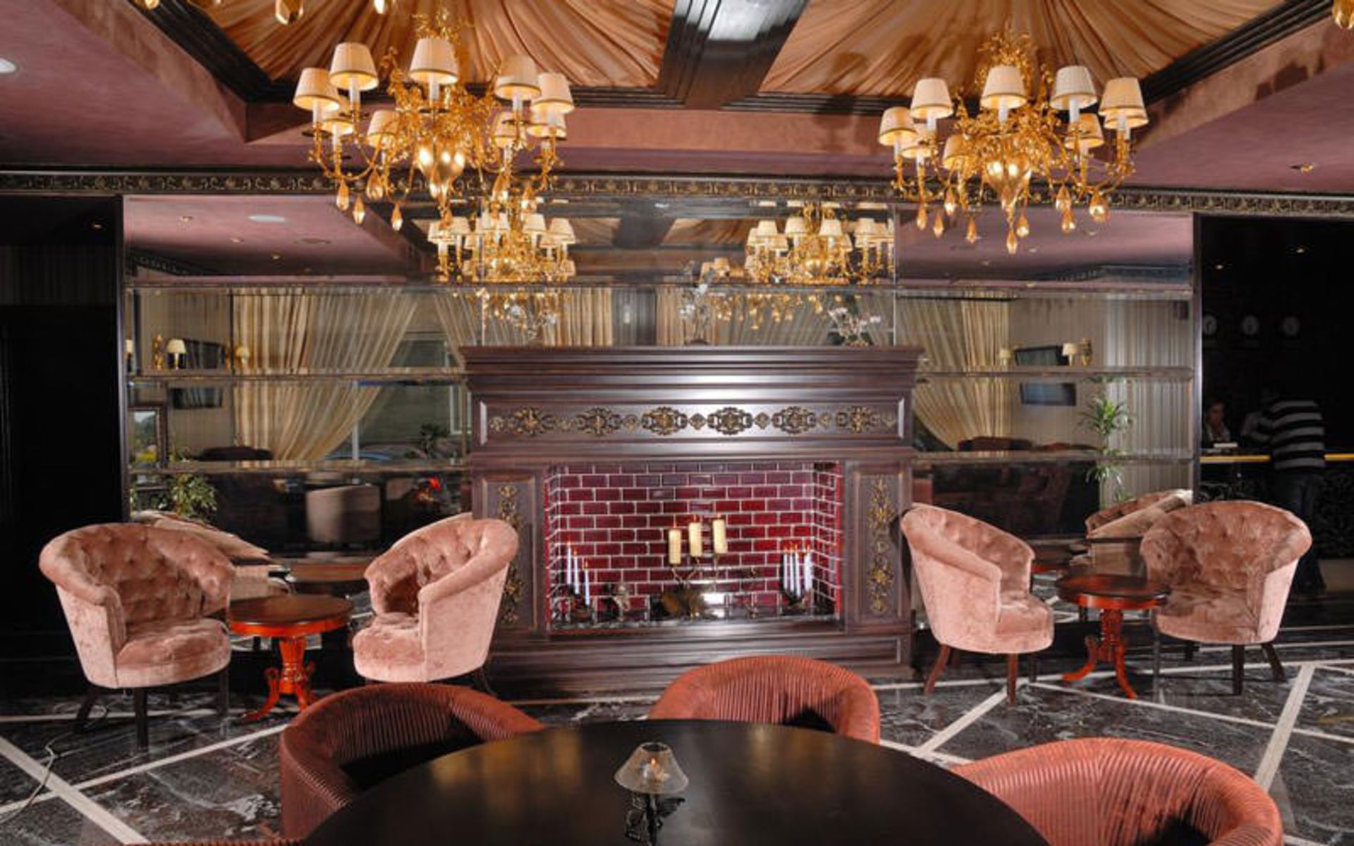 هتل اتچ (Attache Hotel)