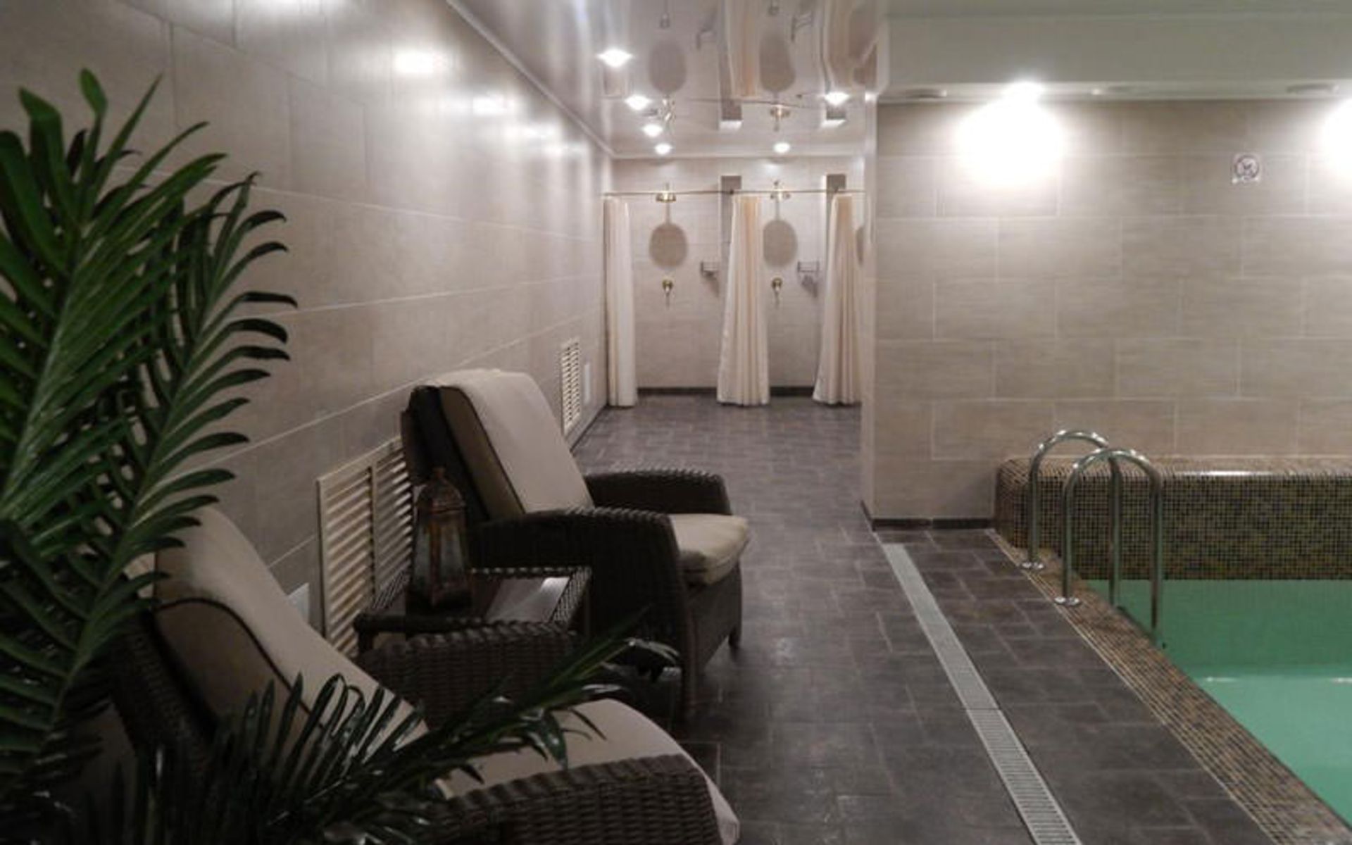هتل اوکتایبرسکایا (Oktiabrskaya Hotel)