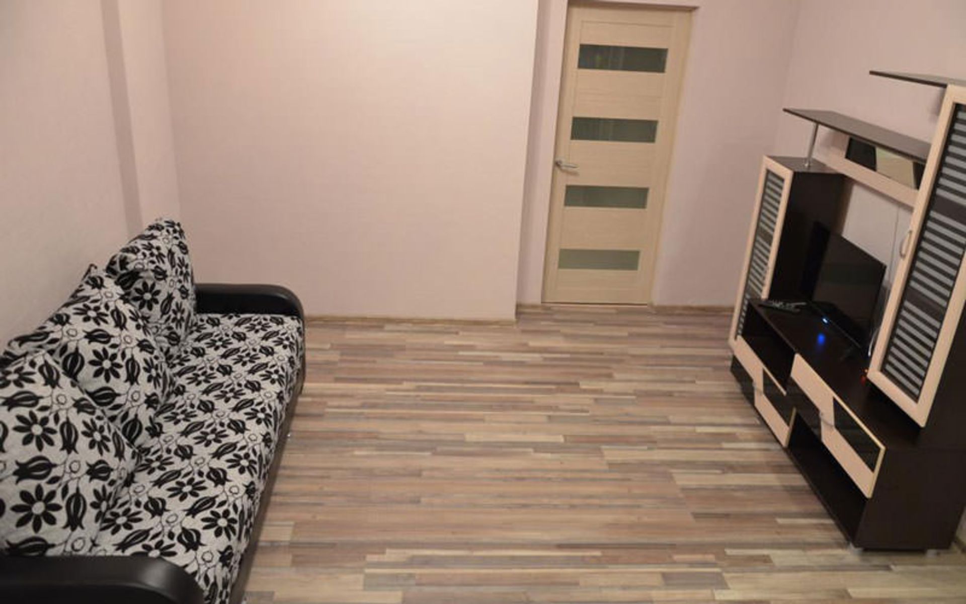 هتل آپارتمان ادوکیموا (Apartment on Evdokimova 102b)