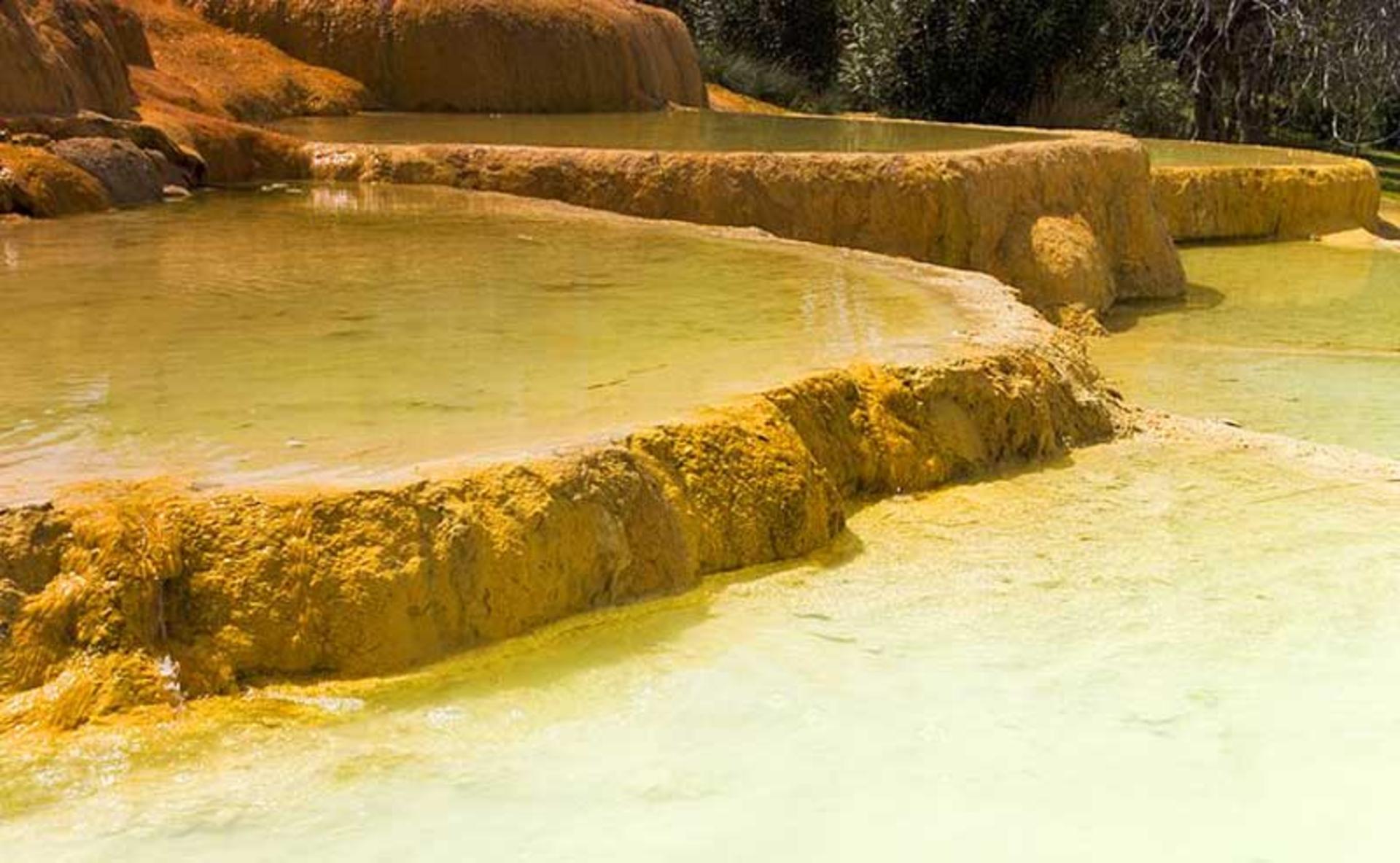 چشمه های آب گرم کاراهاییت (Karahayıt Hot Springs)