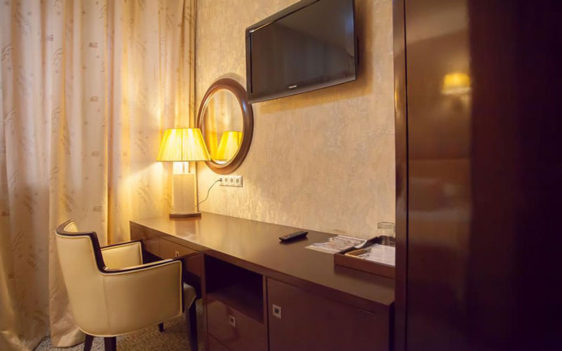 هتل مارتون پلس (Hotel Marton Palace)
