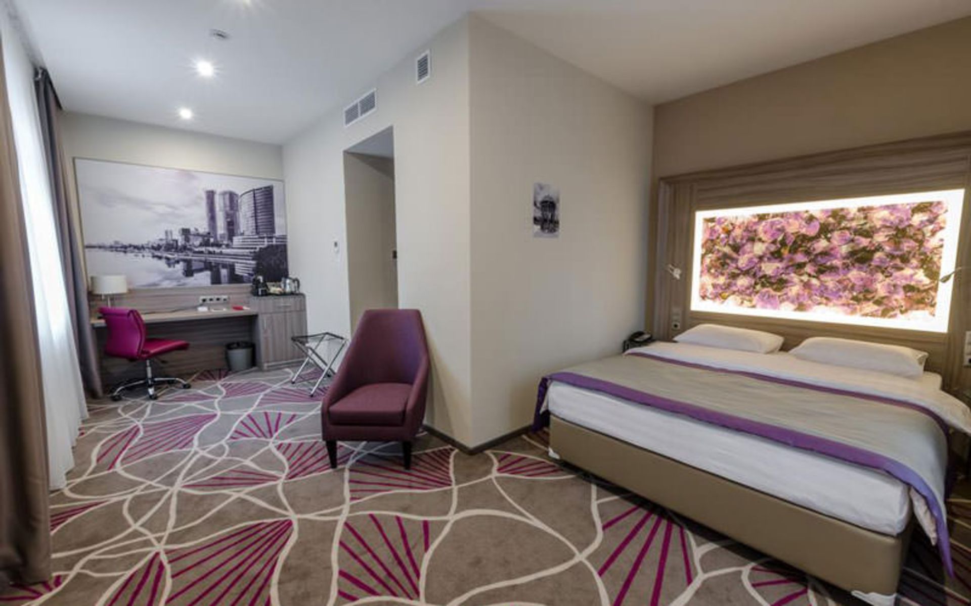 هتل تنت (Tenet Hotel)