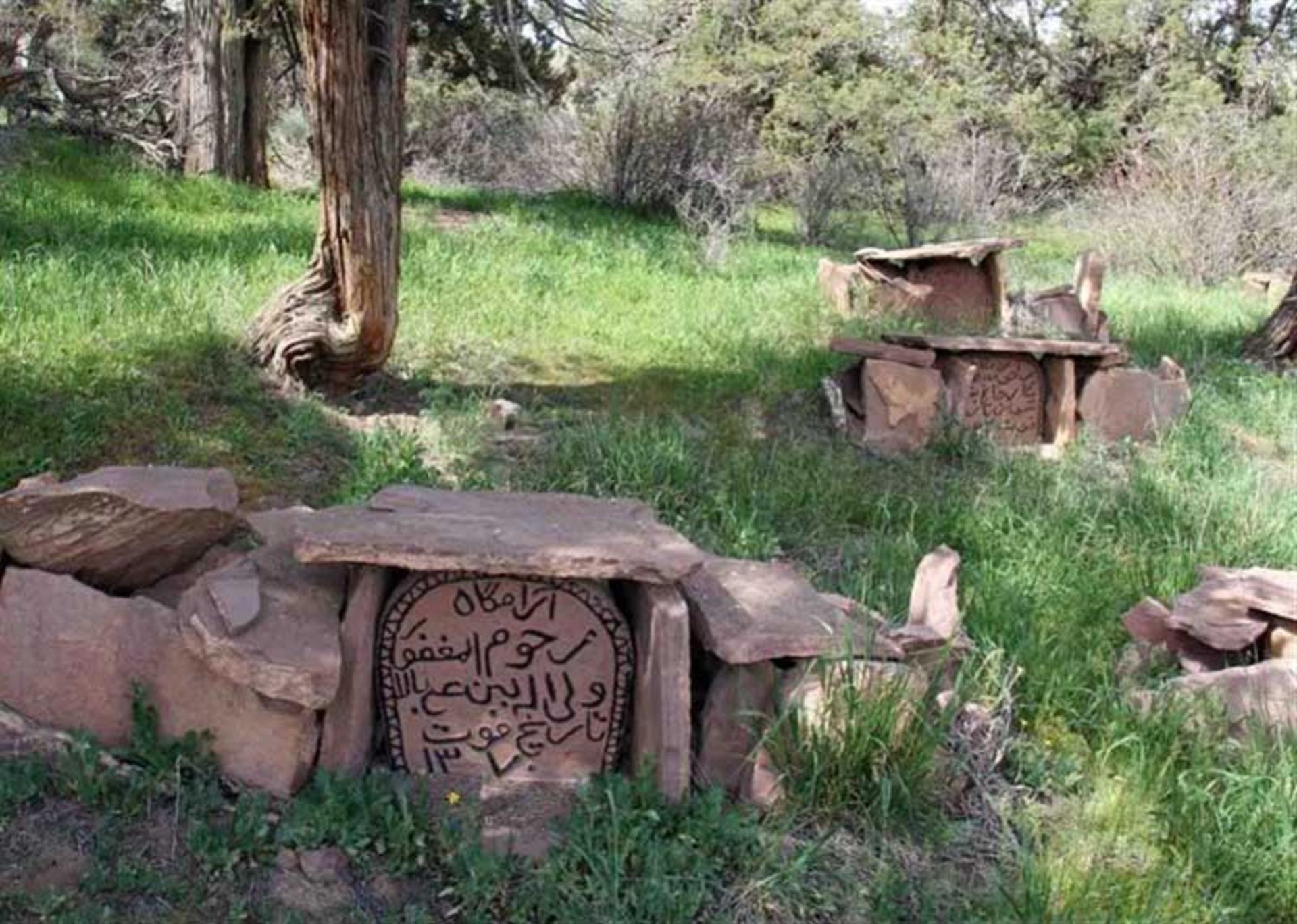 سنگ قبرهای خاص در گورستان تاریخی شمس آباد