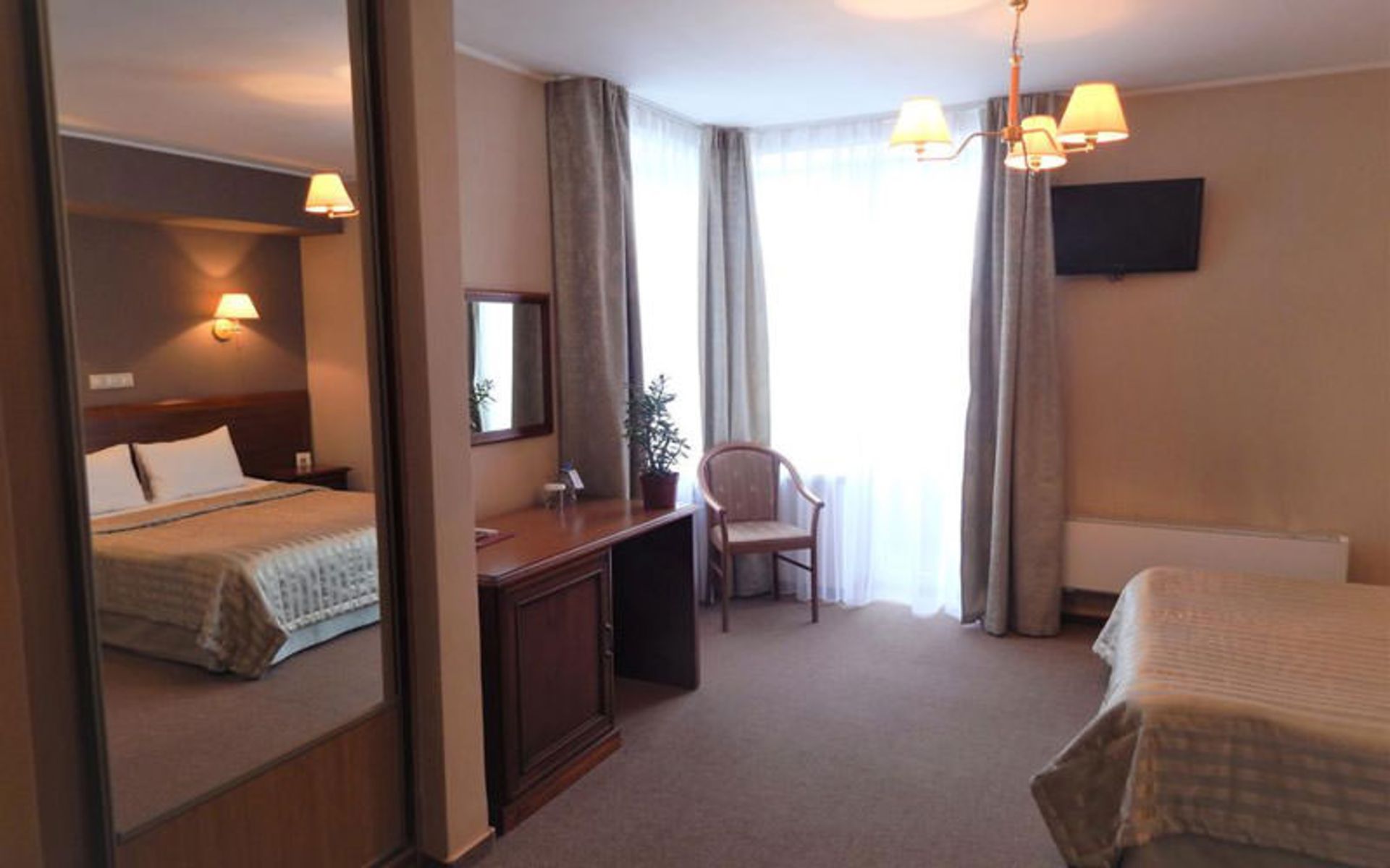 هتل اوکتایبرسکایا (Oktiabrskaya Hotel)