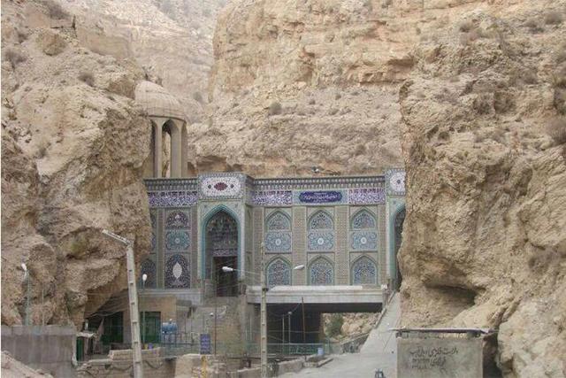 آرامگاه حکیمه خاتون 