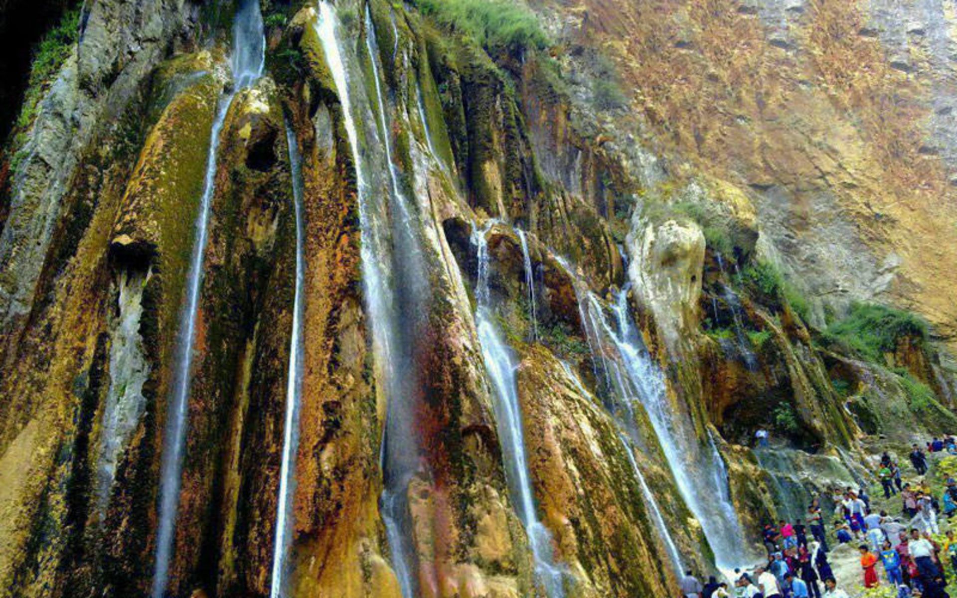 چشمه هفت‌رنگ مجن