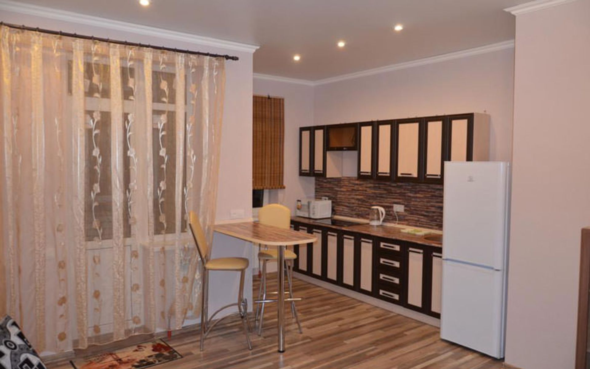 هتل آپارتمان ادوکیموا (Apartment on Evdokimova 102b)