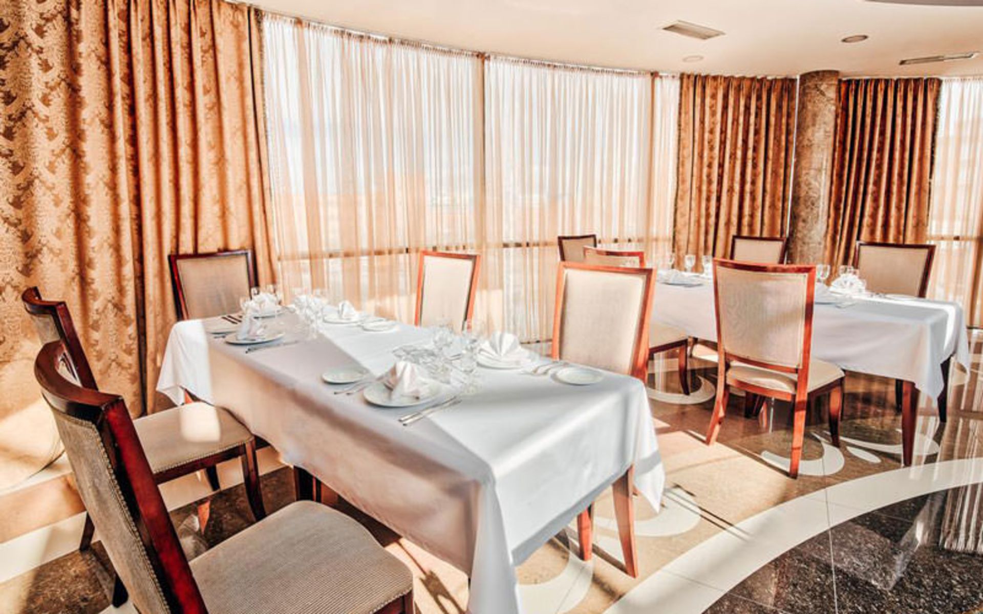 هتل گرند هال (Grand Hall Hotel)