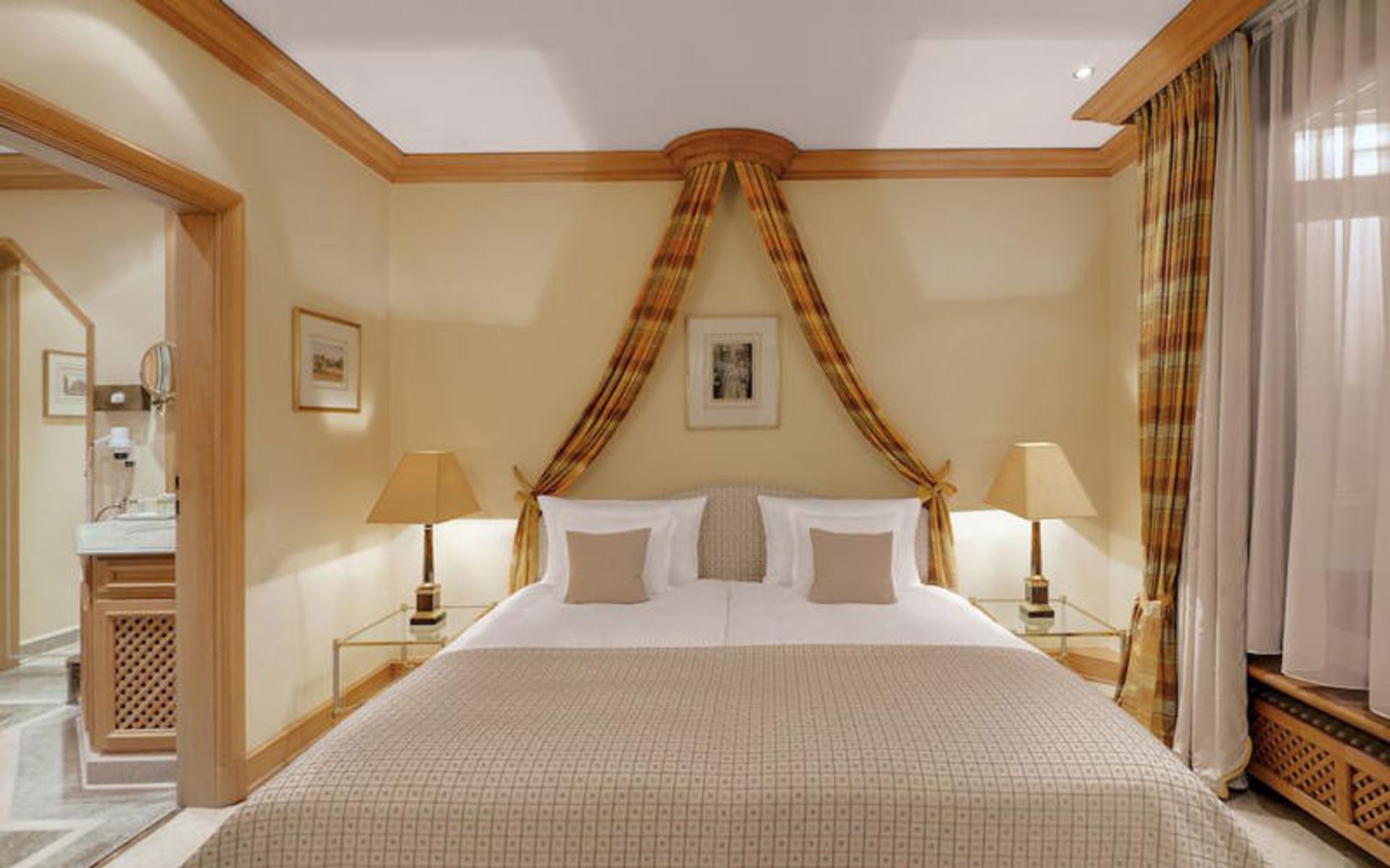 هتل اکسلسیور (Hotel Excelsior)