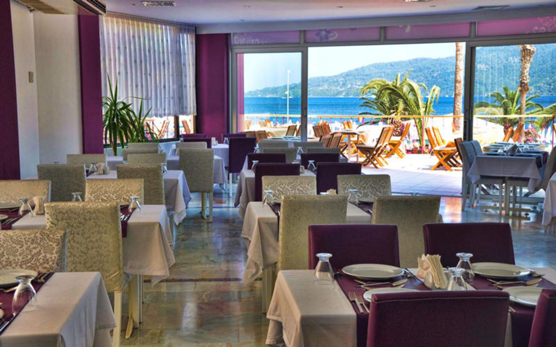 هتل دورا بیچ (Dora Beach Hotel)