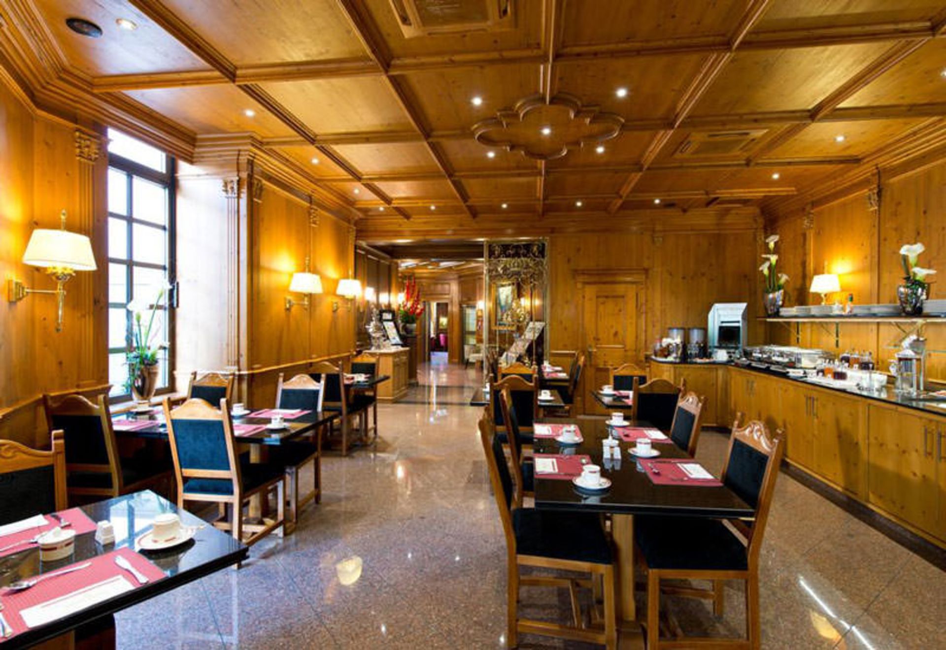 هتل کینگ فرست کلاس (King's Hotel First Class)