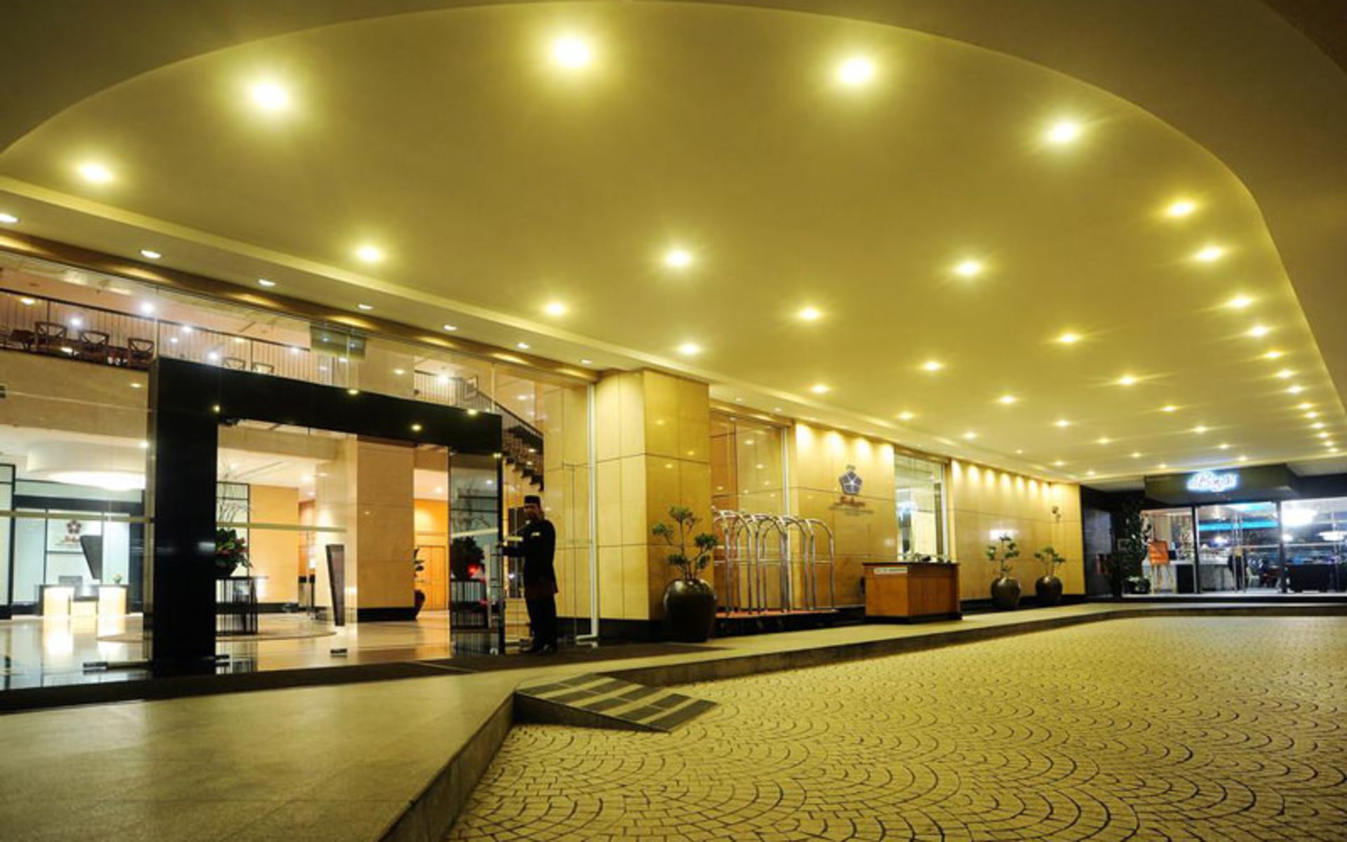 هتل پی ان بی پردانا سوئیتز آن پارک (PNB Perdana Hotel & Suites On The Park)