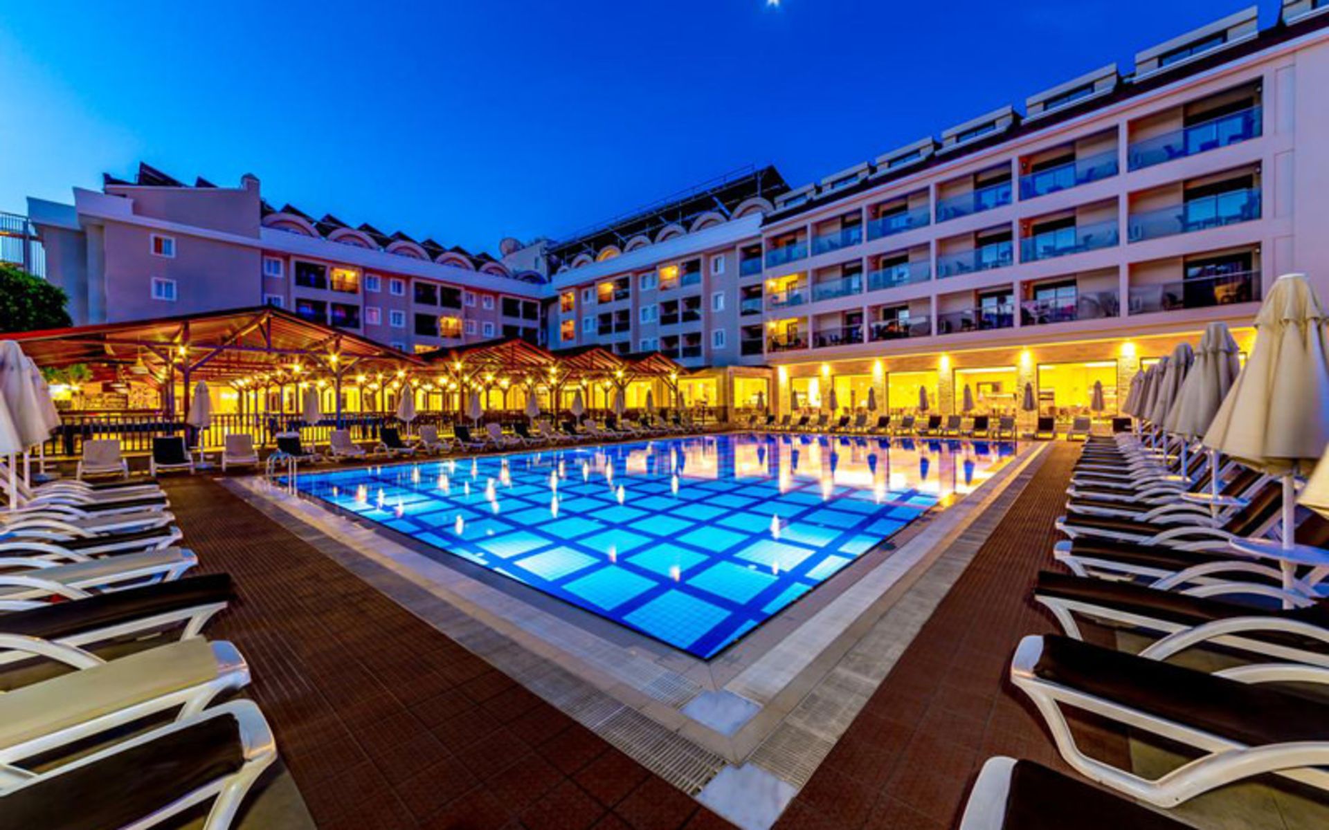 هتل جولیان کلاب (Julian Club Hotel)