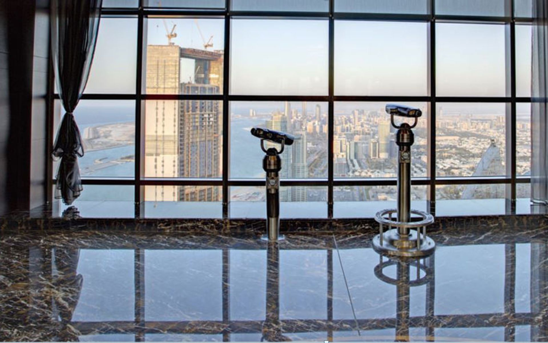 سکوی بازدید در هتل برج‌های اتحاد (Observation Deck at 300)