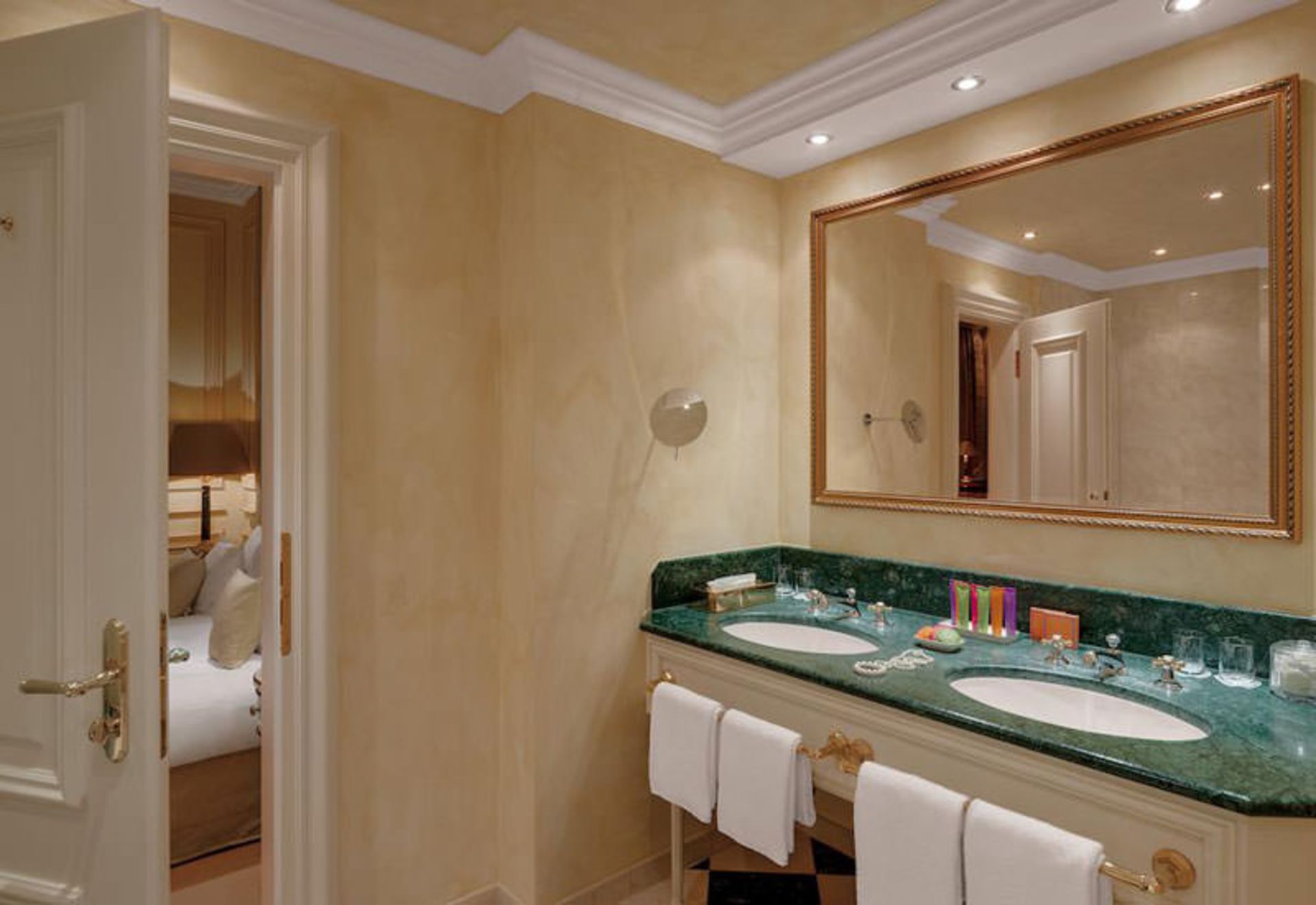 هتل کونیگشوف (Hotel Königshof)