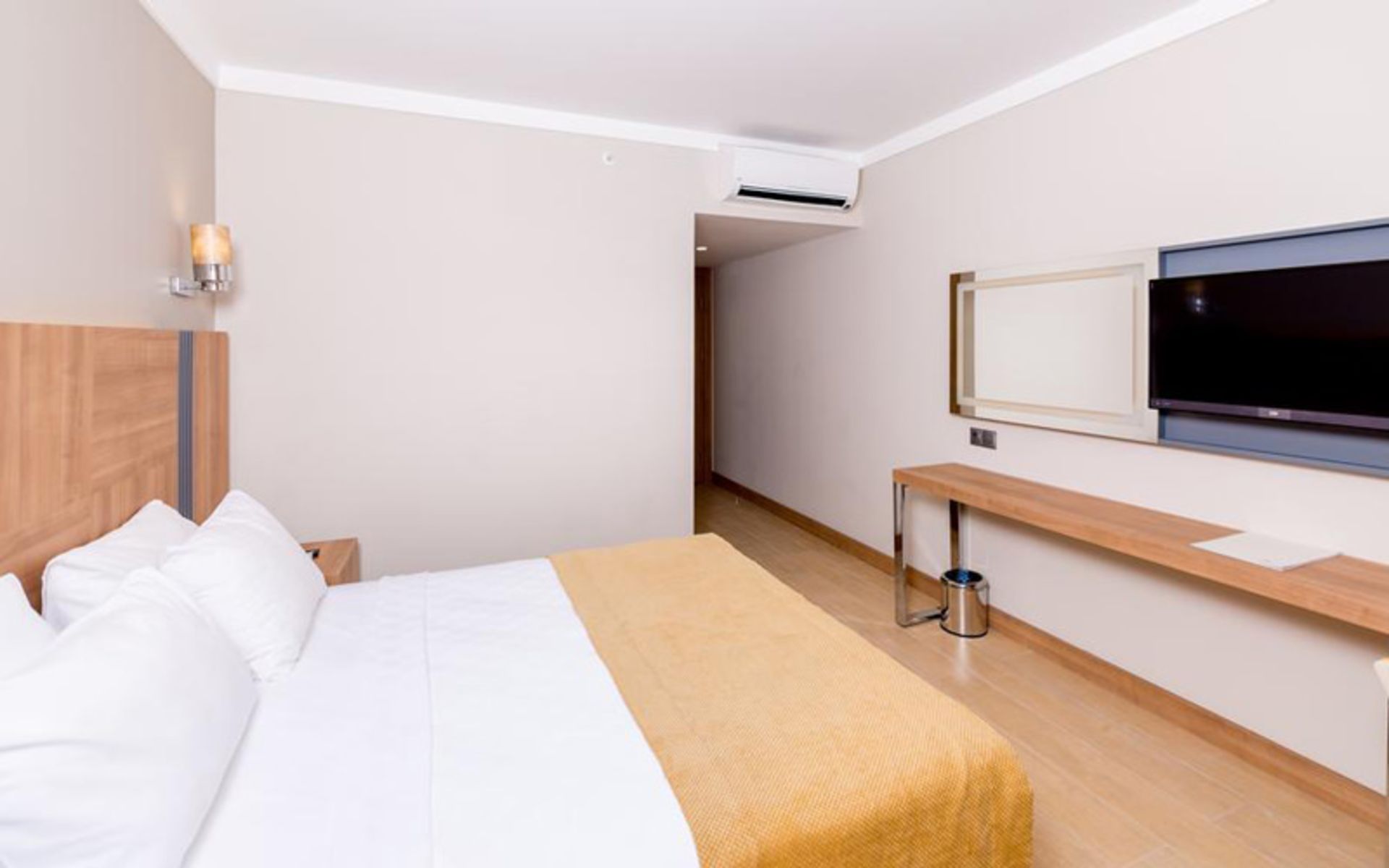 هتل جولیان کلاب (Julian Club Hotel)