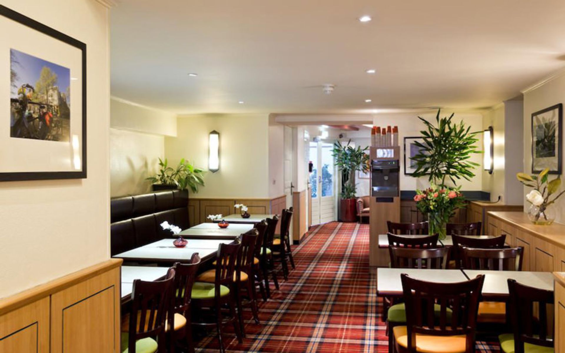 هتل اونیو (Avenue Hotel)