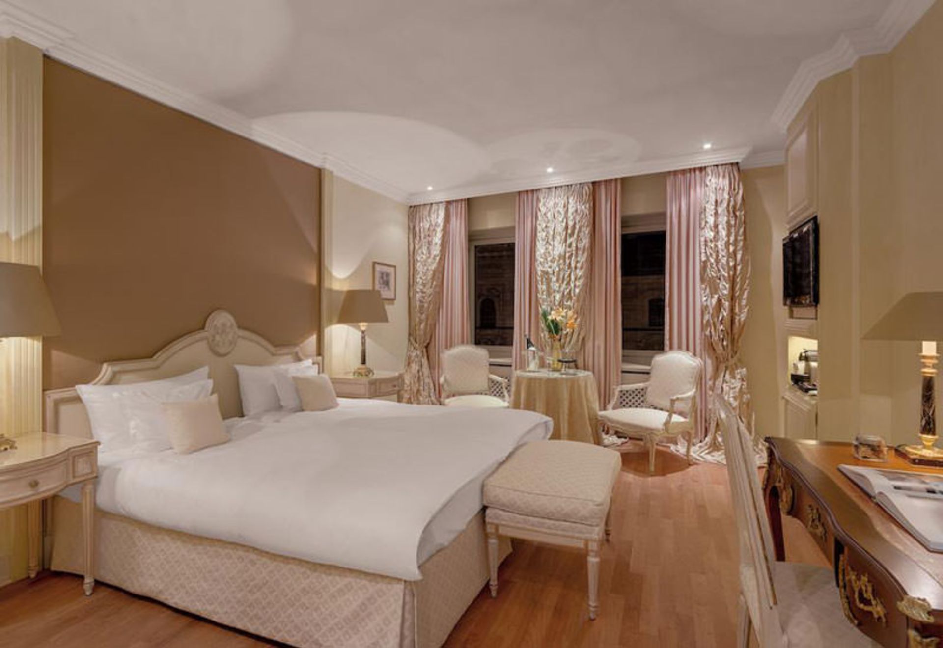 هتل کونیگشوف (Hotel Königshof)
