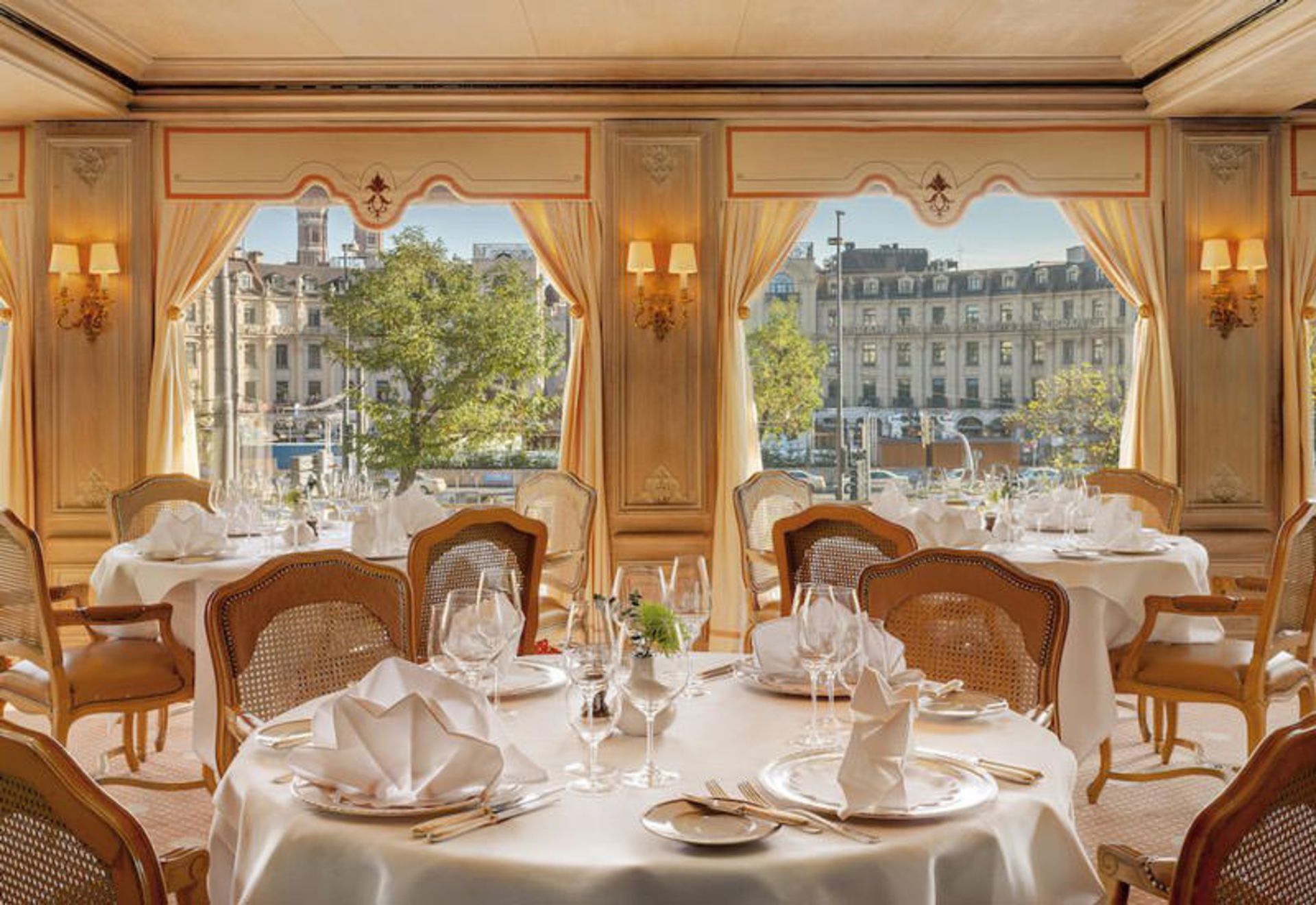 هتل کونیگشوف (Hotel Königshof)