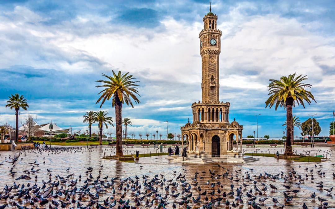 میدان کوناک (Konak Square)