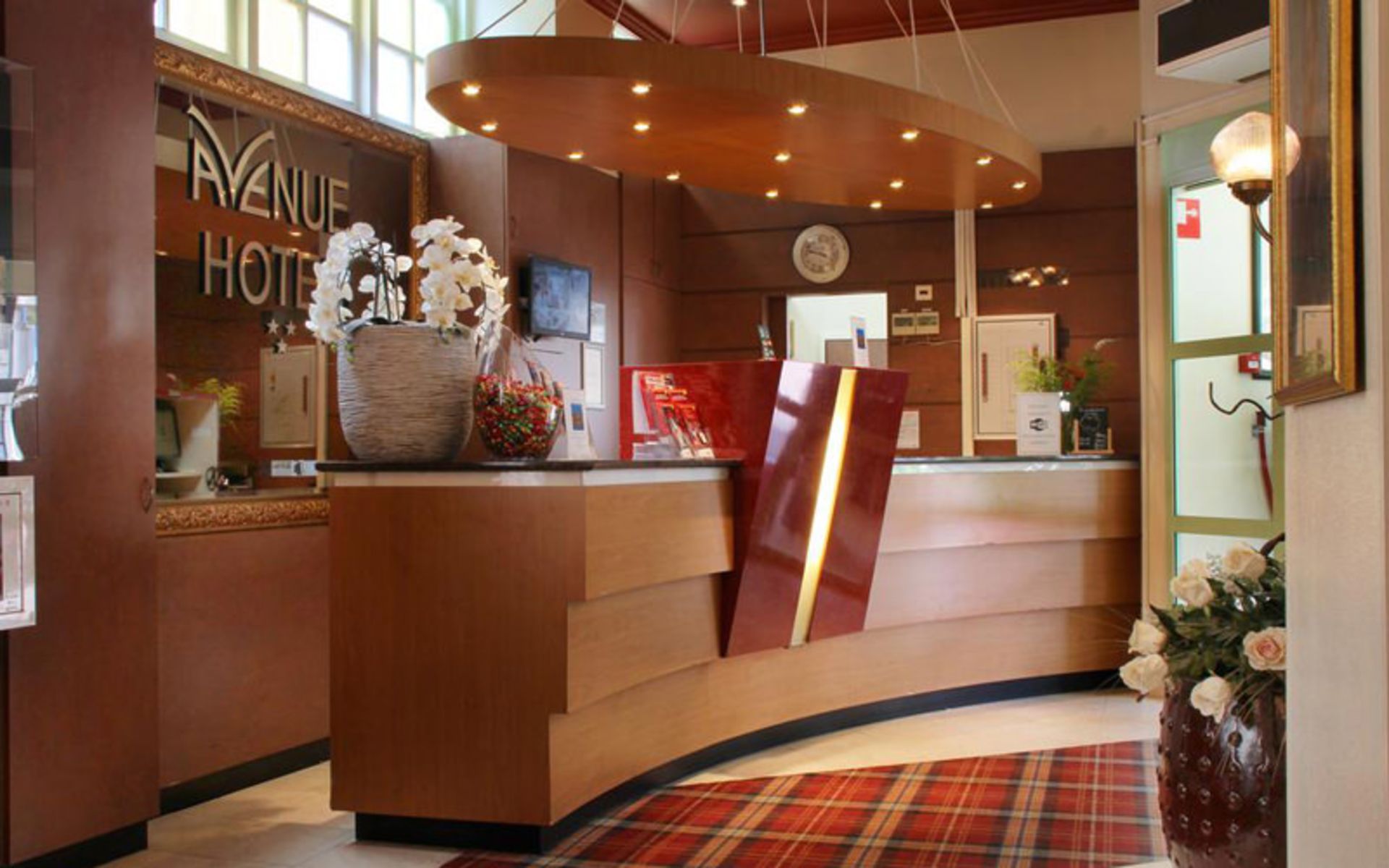هتل اونیو (Avenue Hotel)