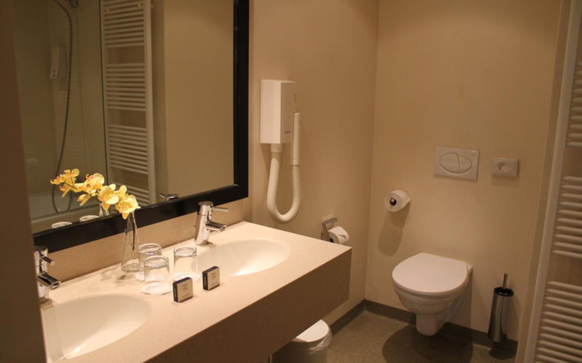 هتل اونیو (Avenue Hotel)