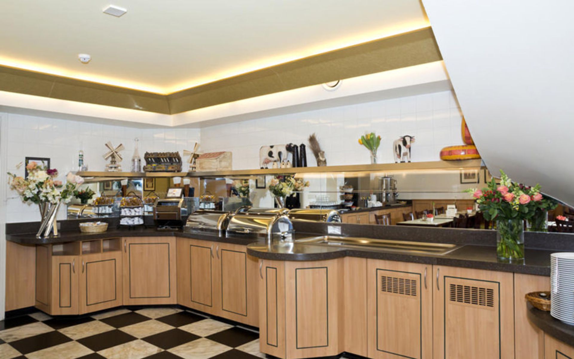 هتل اونیو (Avenue Hotel)