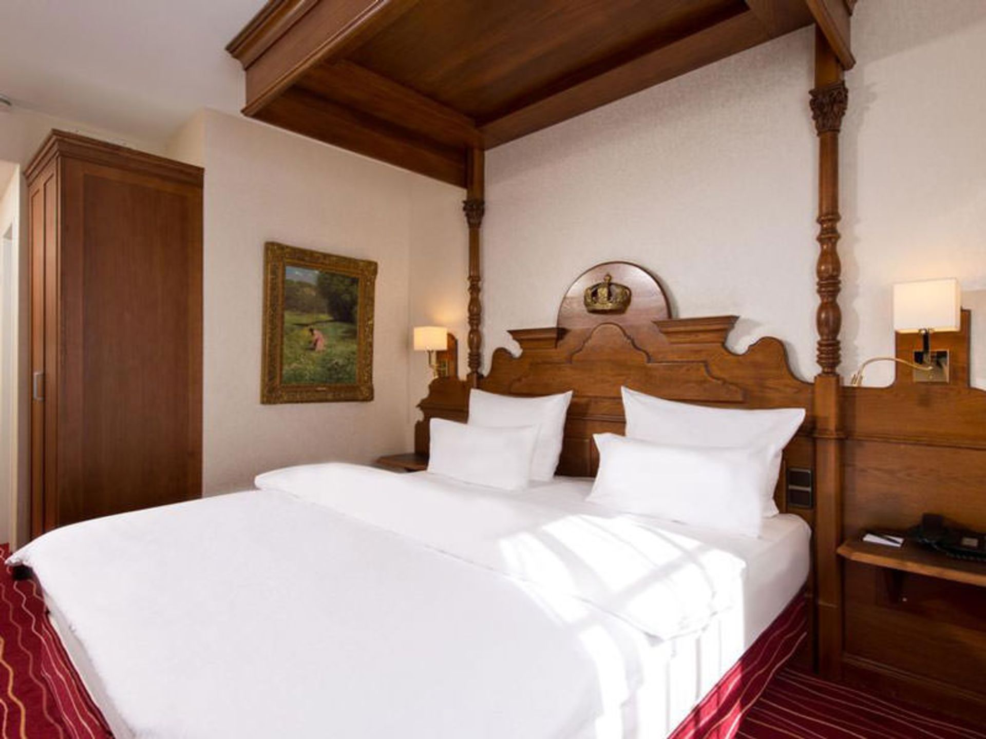 هتل کینگ فرست کلاس (King's Hotel First Class)