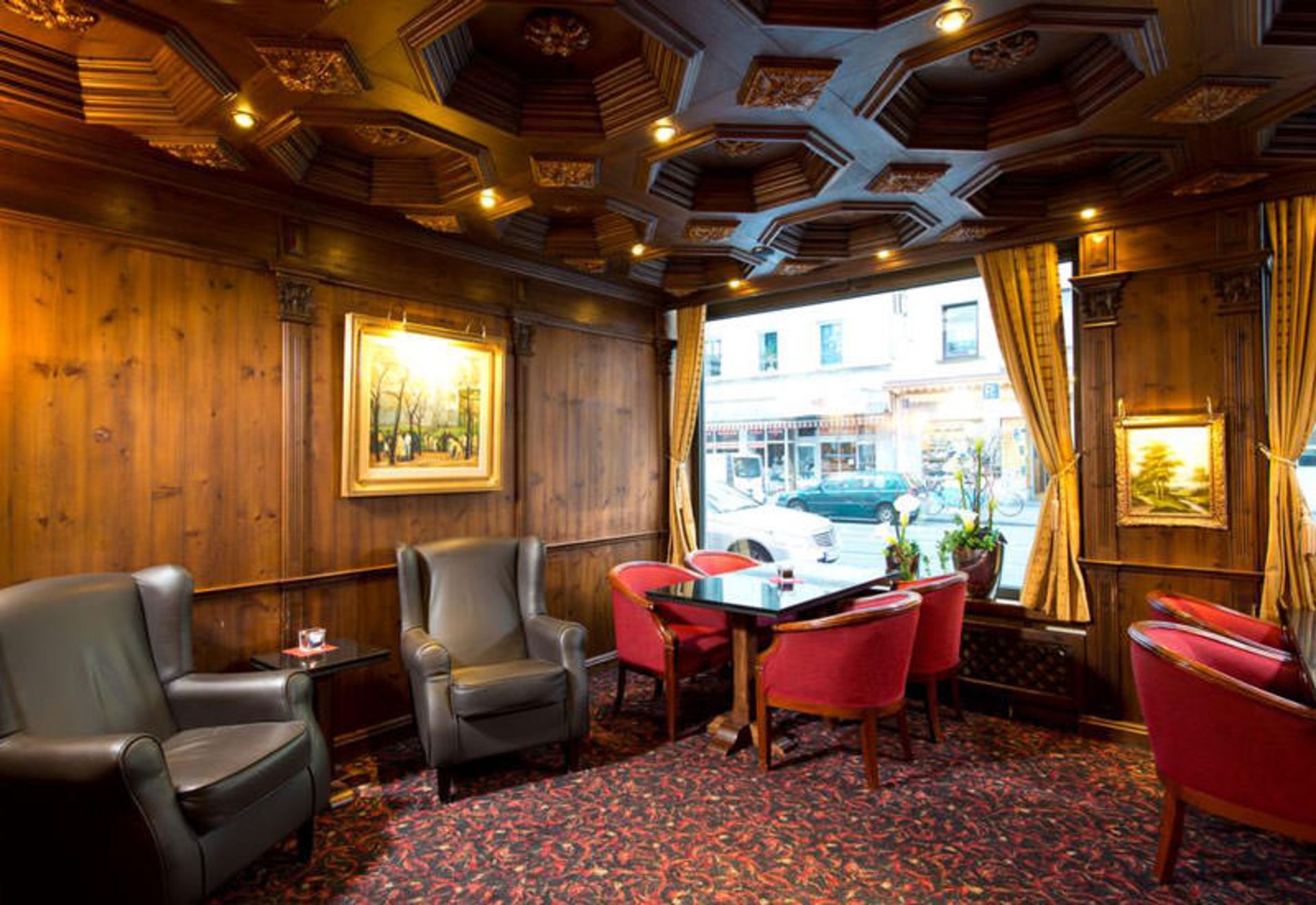 هتل کینگ فرست کلاس (King's Hotel First Class)