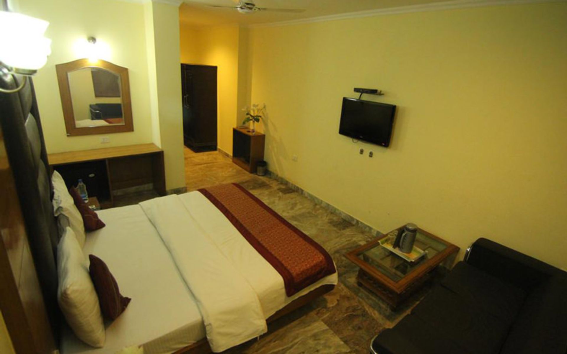 هتل کستل بلو (Hotel Castle Blue)