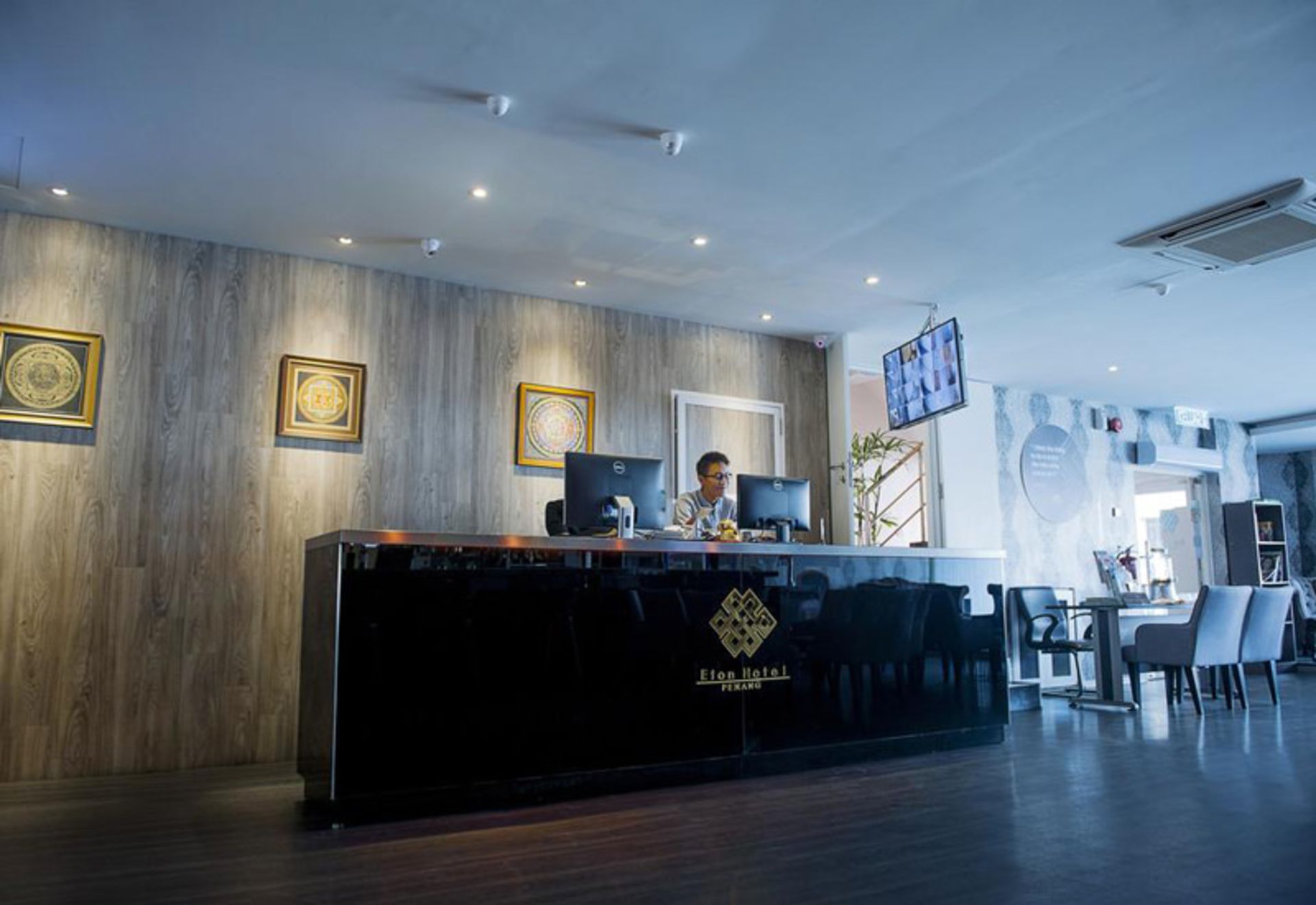 هتل اتون (Eton Hotel)