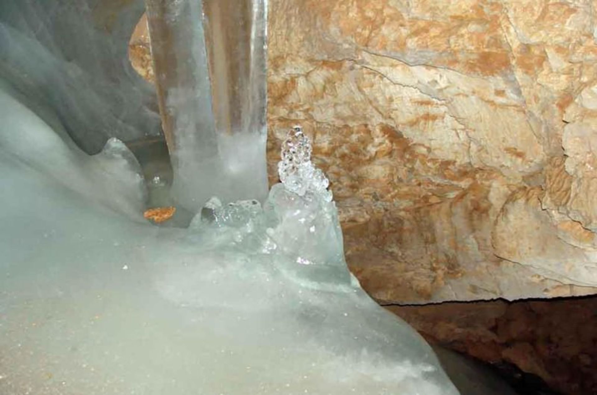 غار یخی خفر
