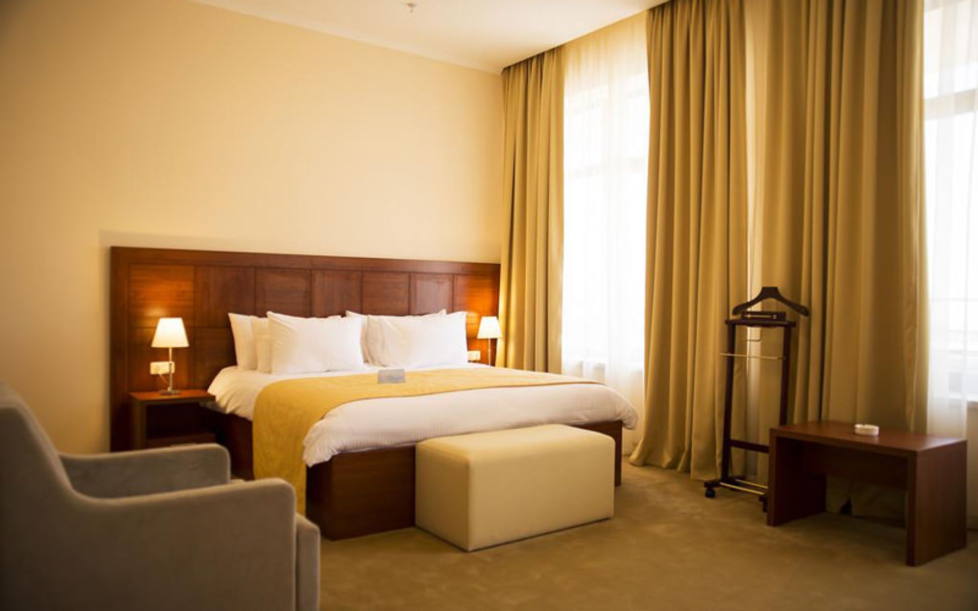 هتل آنی پلازا (Ani Plaza Hotel)