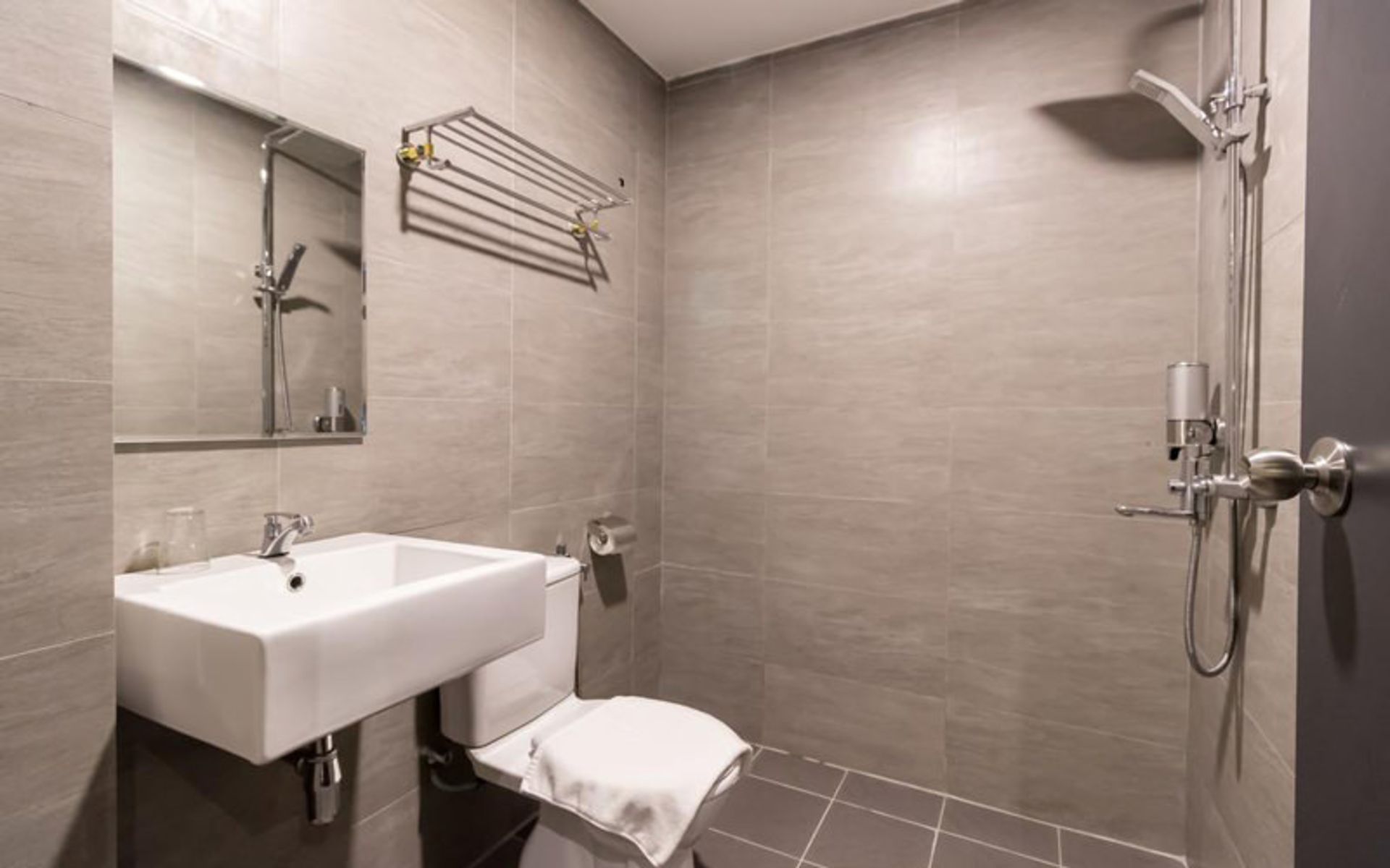 هتل ای او (iO Hotel)