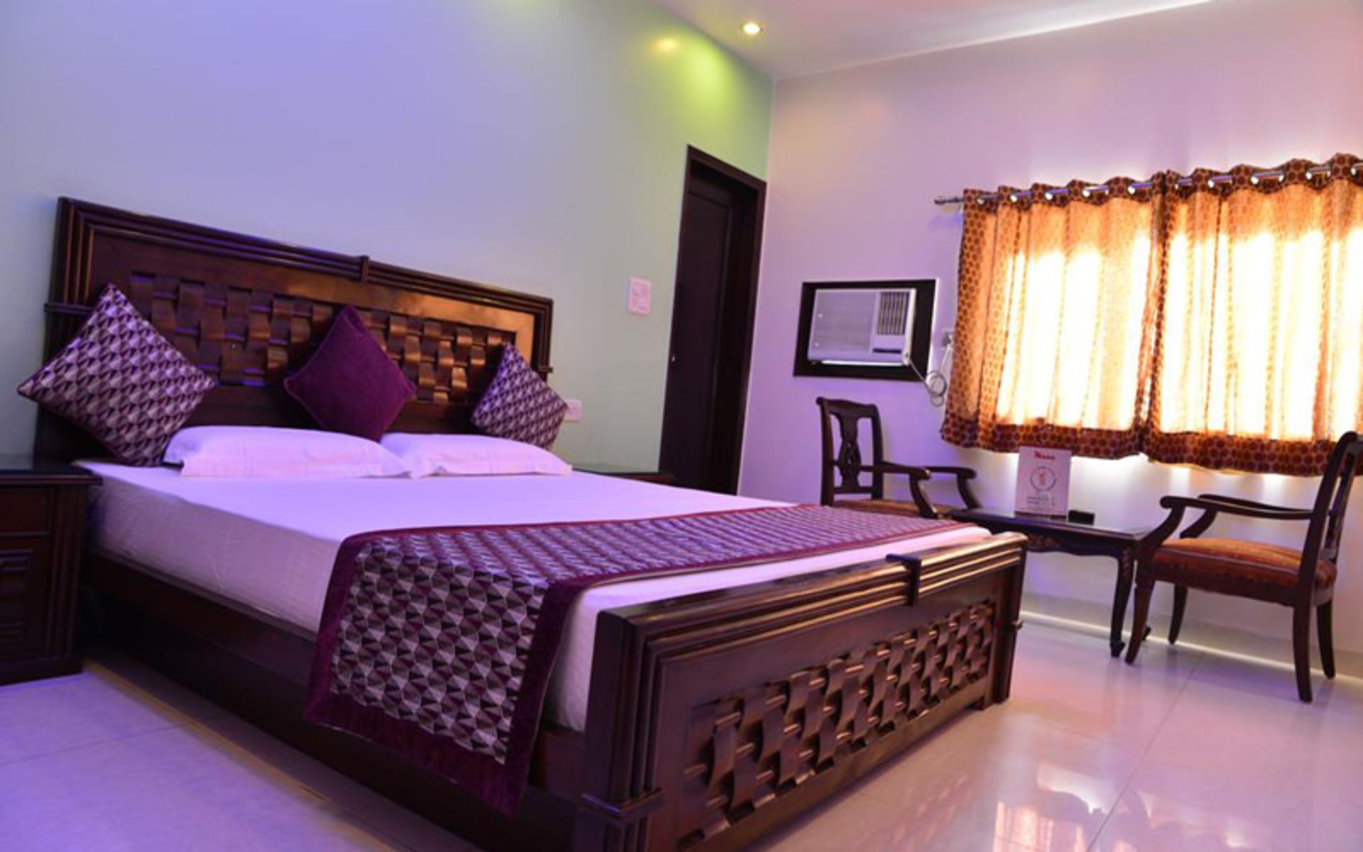 هتل آماکس این (Amax Inn)