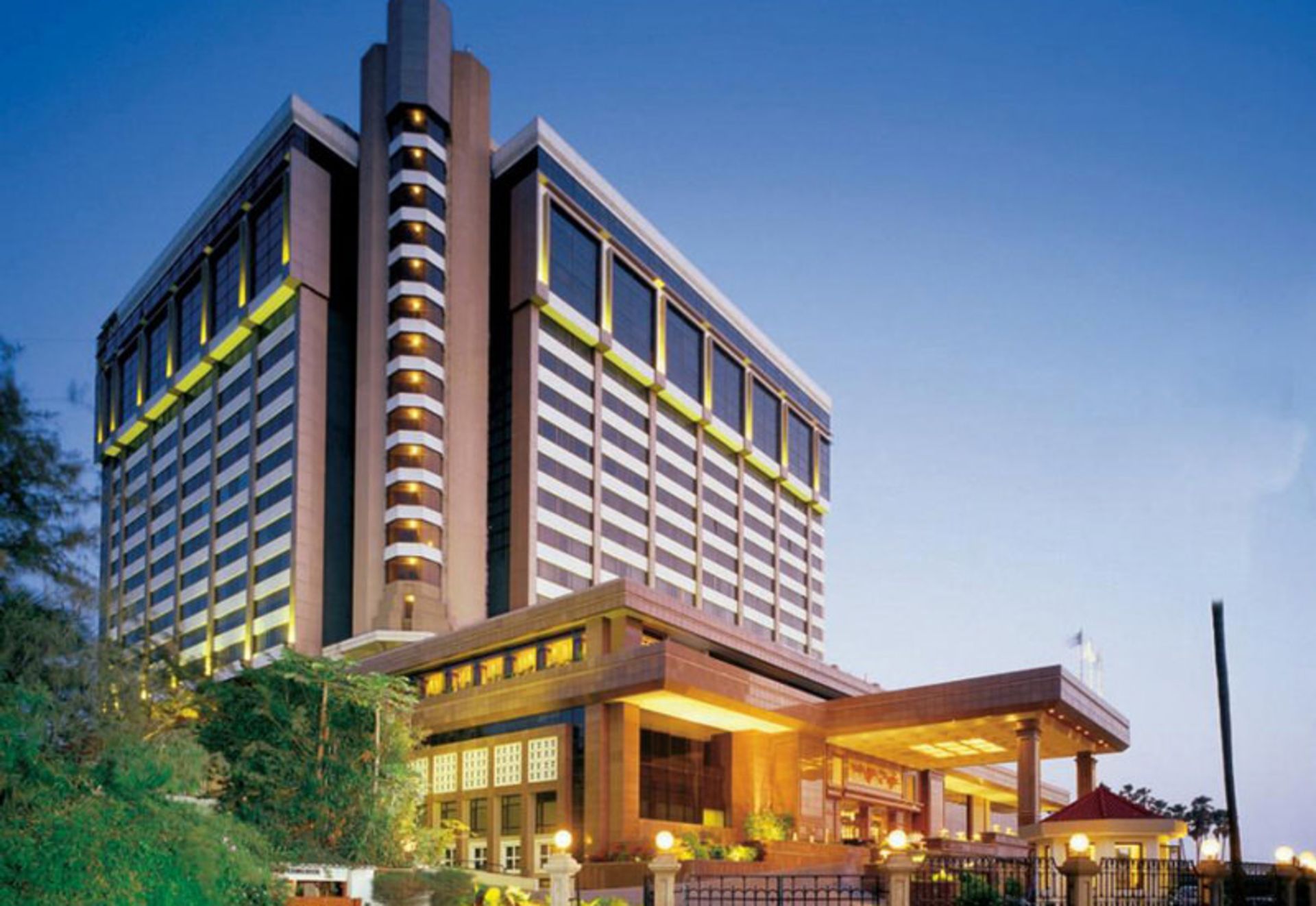 هتل تاج لندز اند (Taj Lands End)