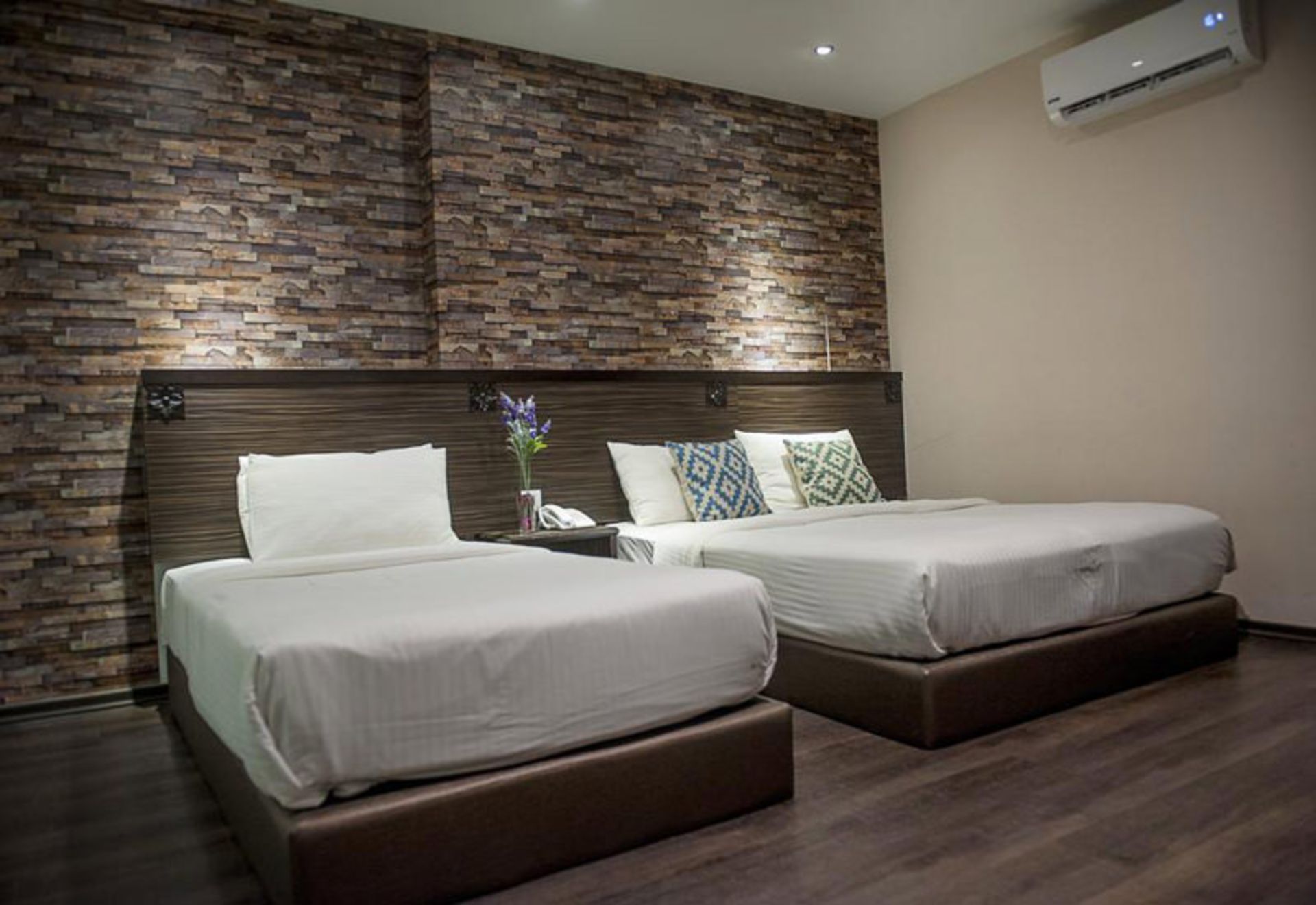هتل اتون (Eton Hotel)