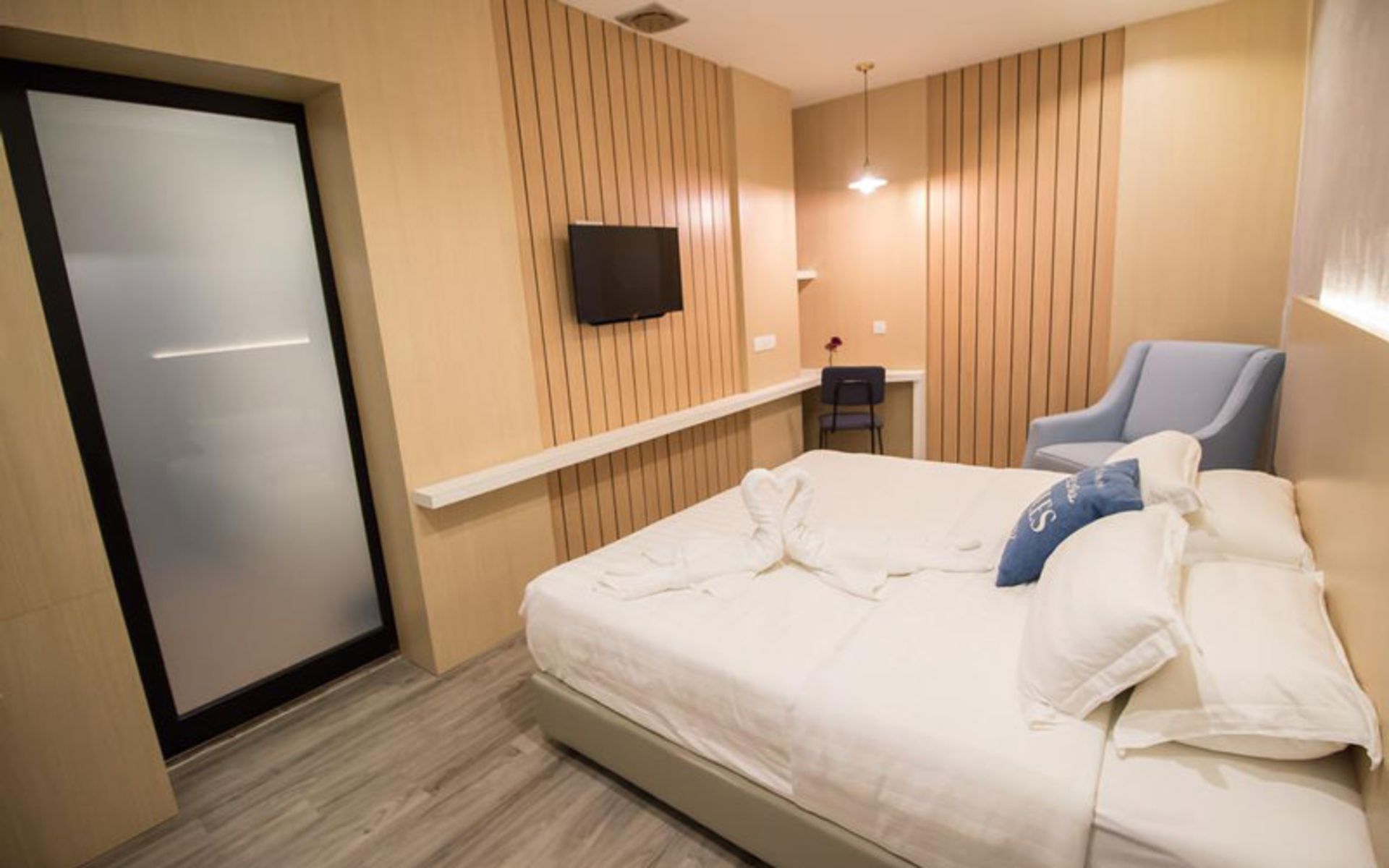هتل ای او (iO Hotel)