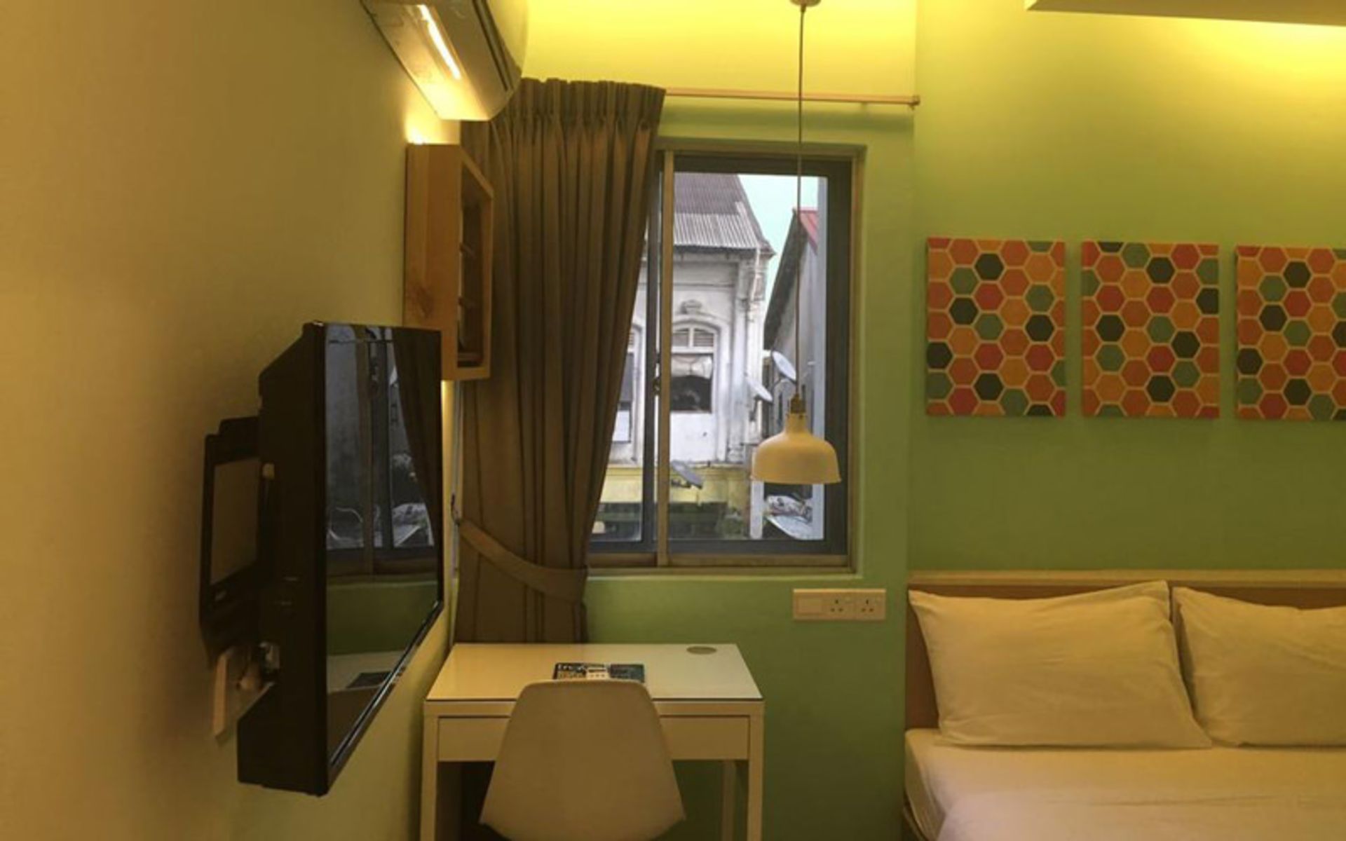 هتل ۱۰۰۰ مایلز (Hotel 1000 Miles)