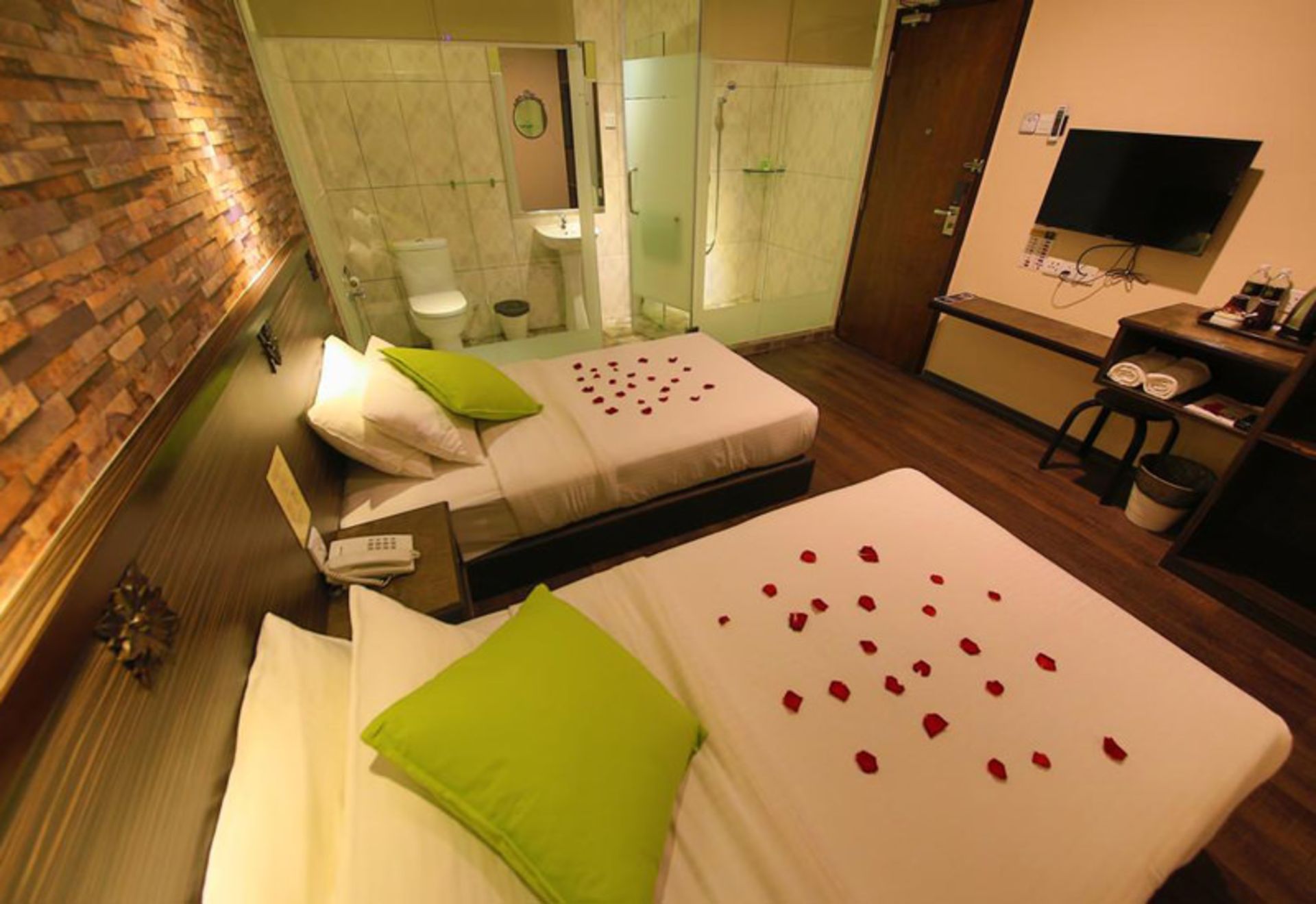 هتل اتون (Eton Hotel)