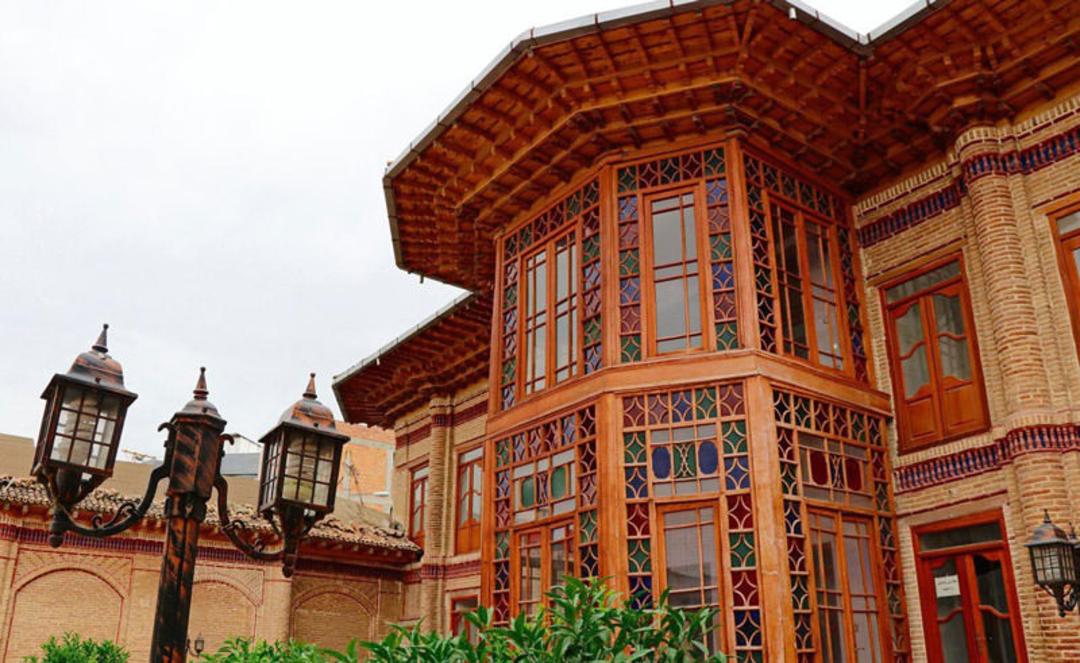 تزئینات چوبی نمای عمارت فاضلی