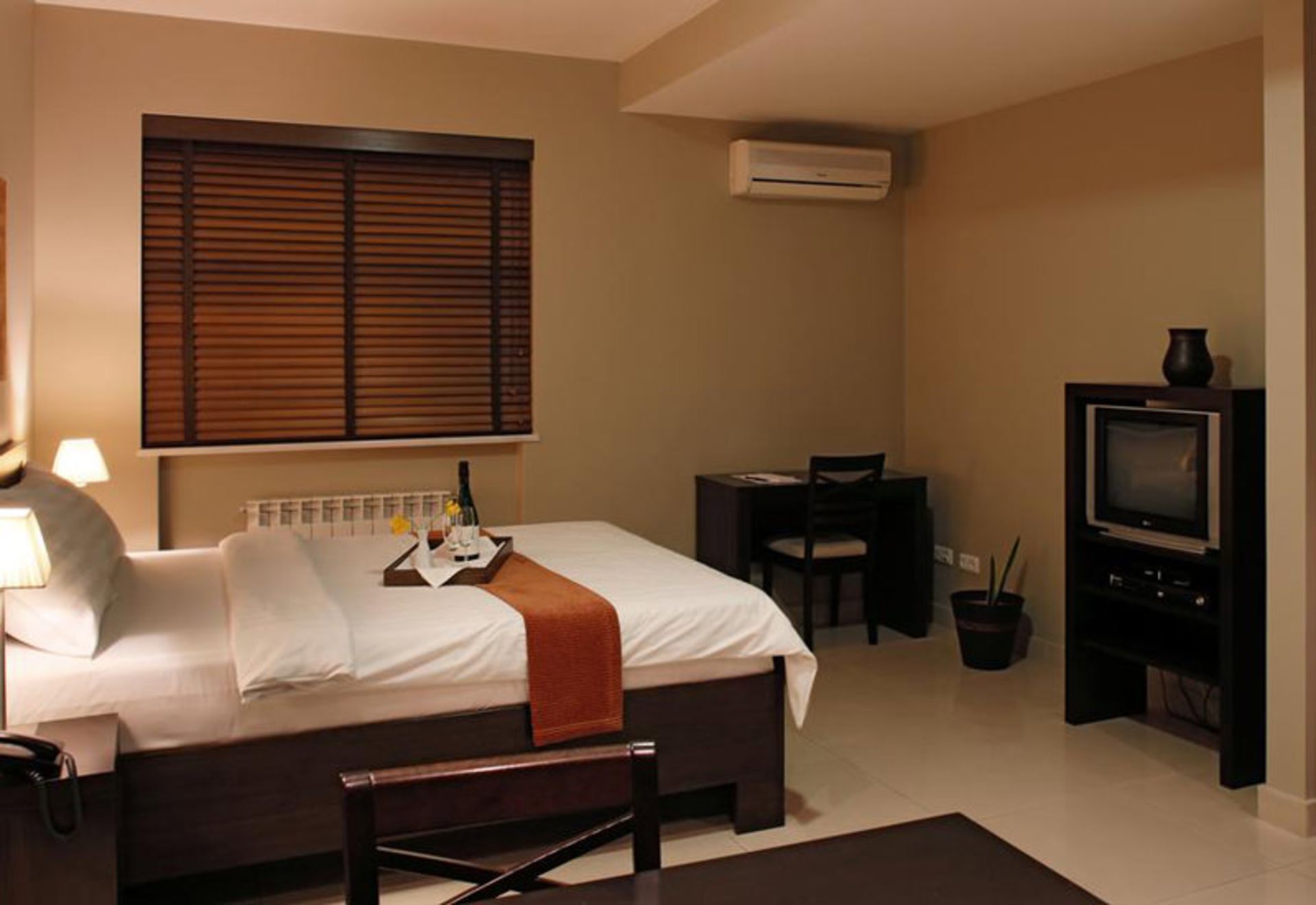 هتل مگ (Hotel Meg)