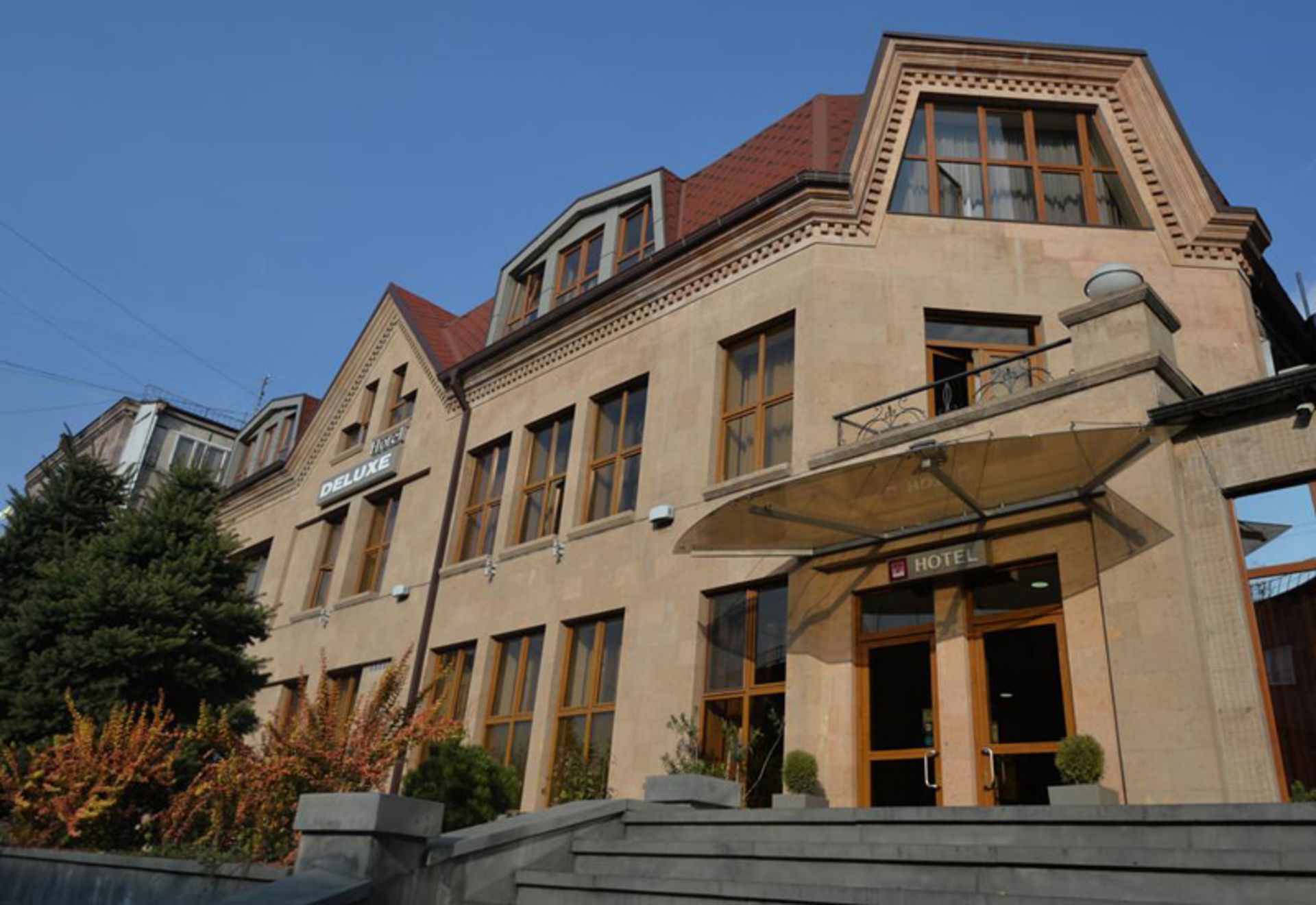 هتل ایروان دلوکس (Yerevan Deluxe Hotel)